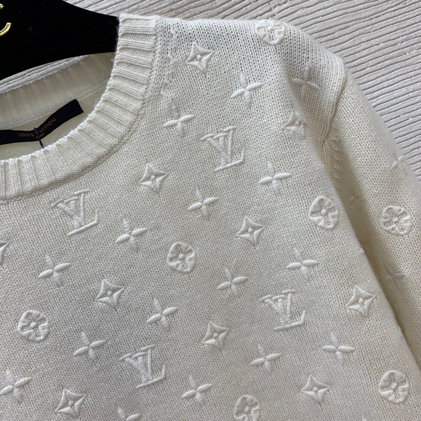 Pull Louis Vuitton en laine élégante, confort & luxe – Image 4