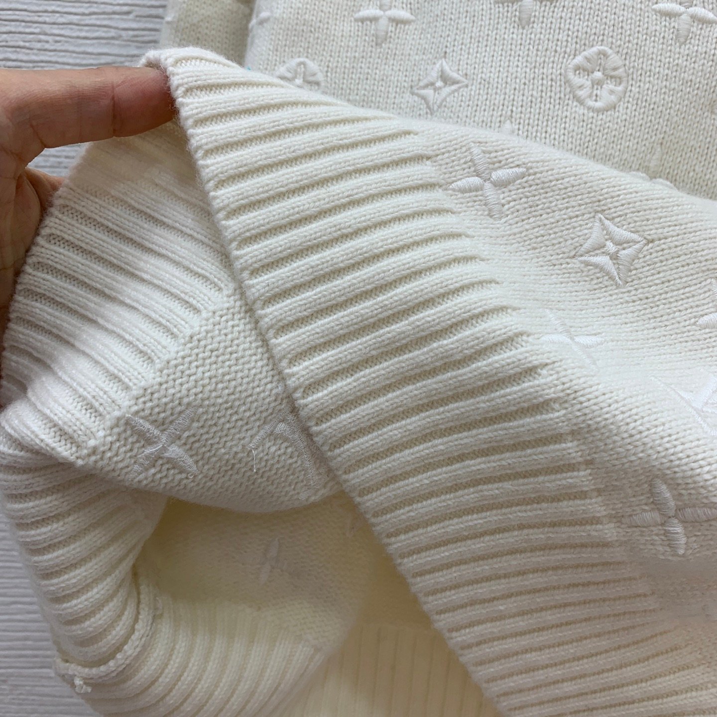 Pull Louis Vuitton en laine élégante, confort & luxe – Image 5