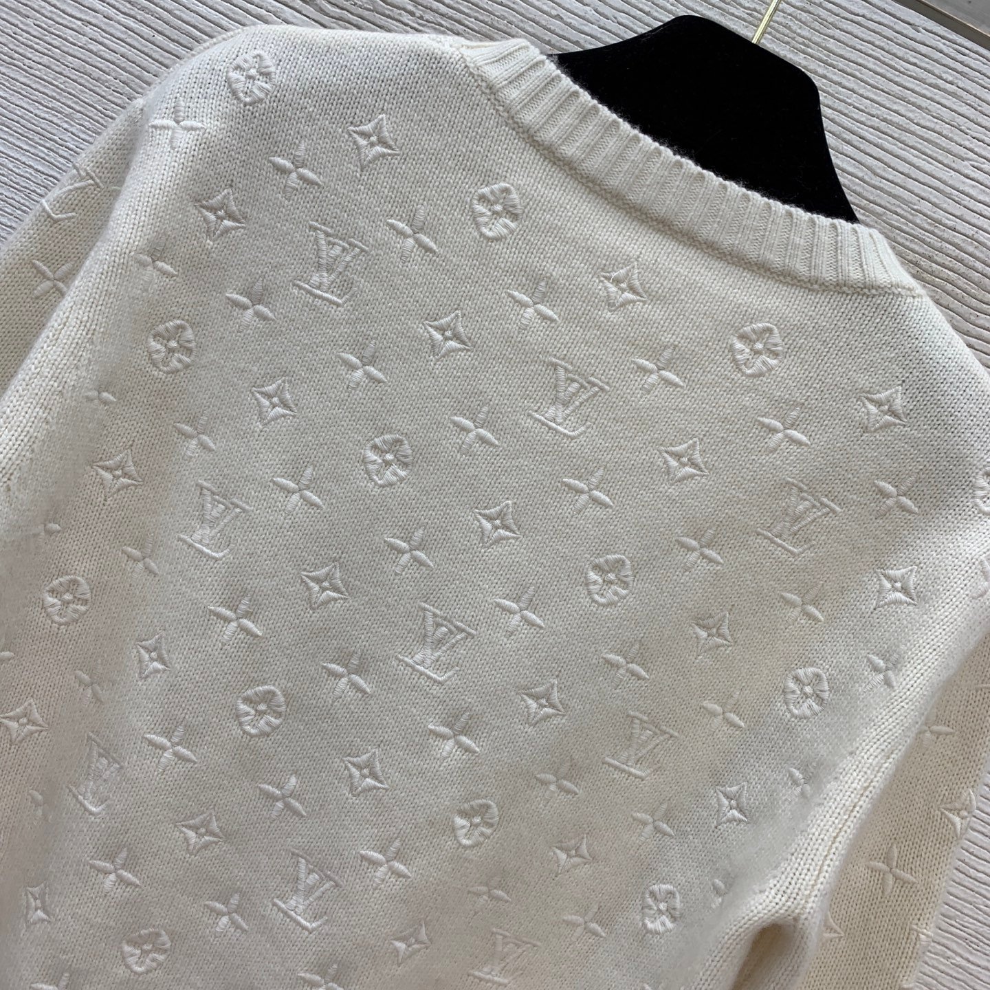 Pull Louis Vuitton en laine élégante, confort & luxe – Image 7