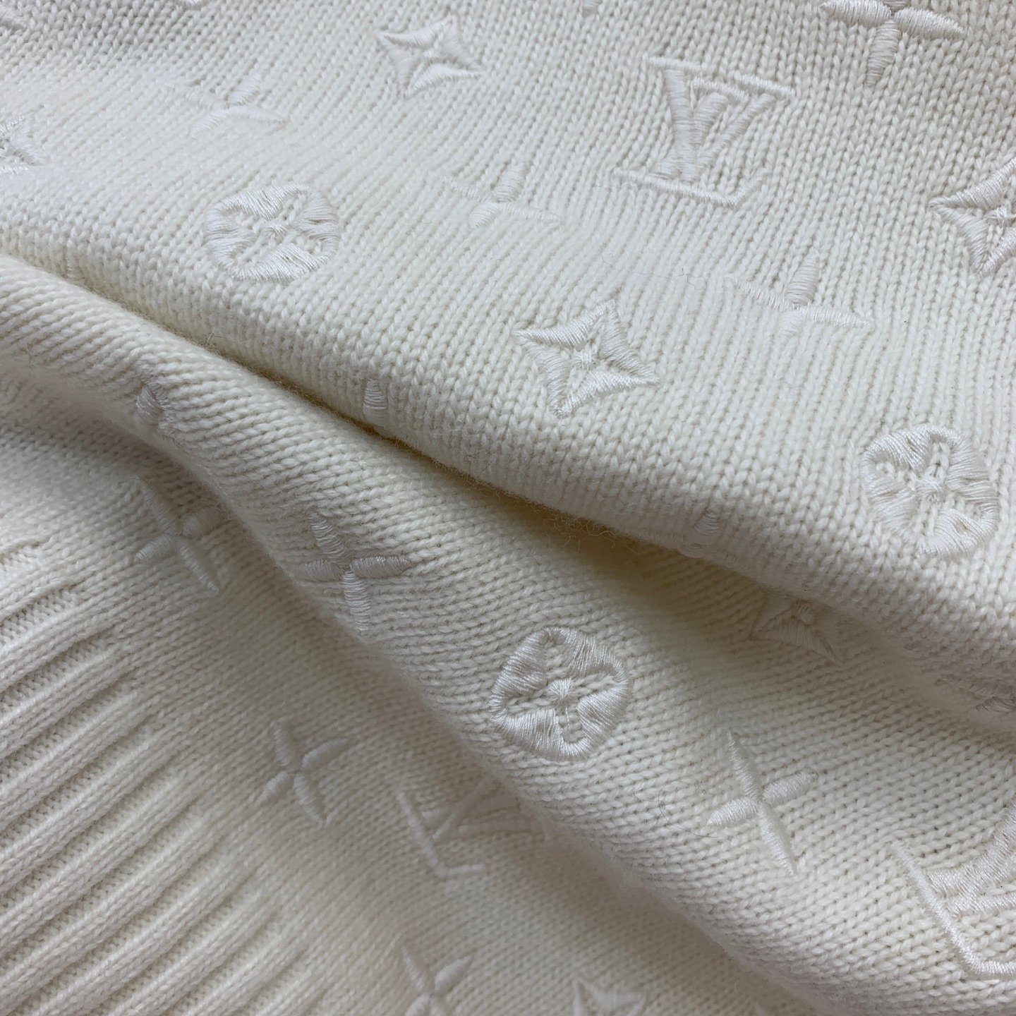 Pull Louis Vuitton en laine élégante, confort & luxe – Image 8