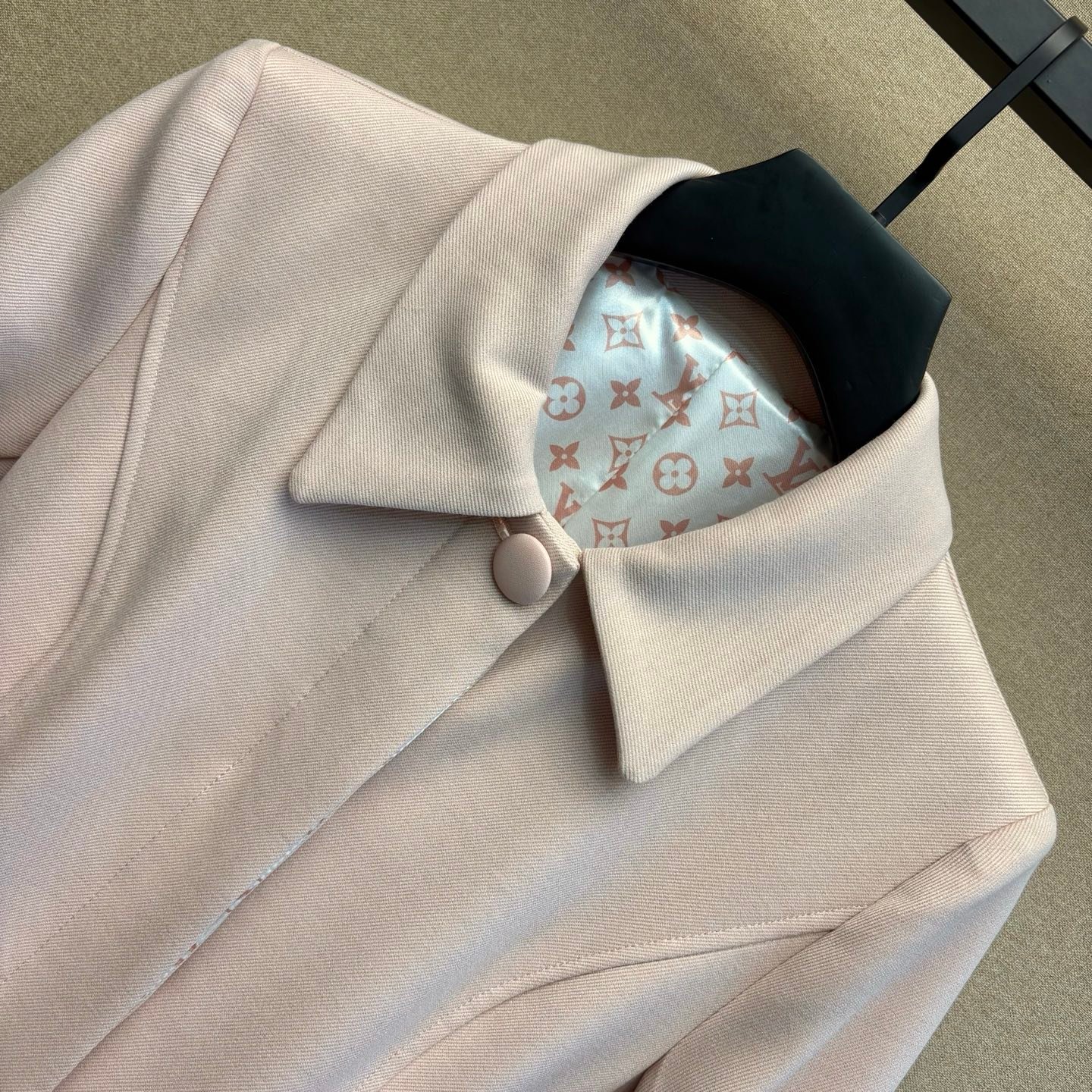 Manteau long rose poudré – Louis Vuitton monogramme intérieur satin – Image 2