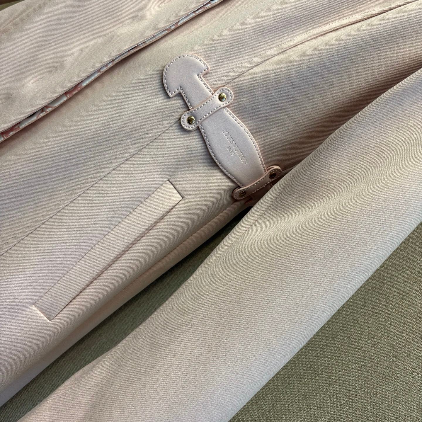 Manteau long rose poudré – Louis Vuitton monogramme intérieur satin – Image 4