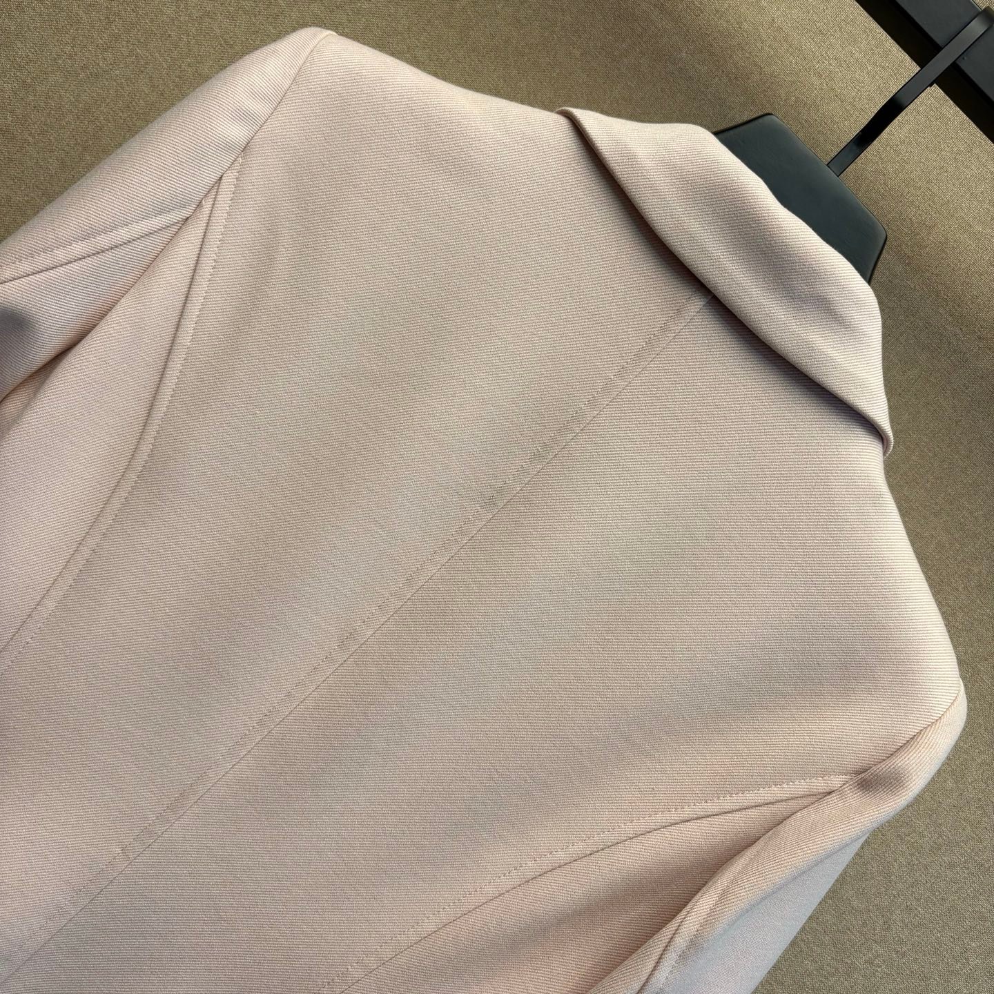 Manteau long rose poudré – Louis Vuitton monogramme intérieur satin – Image 7