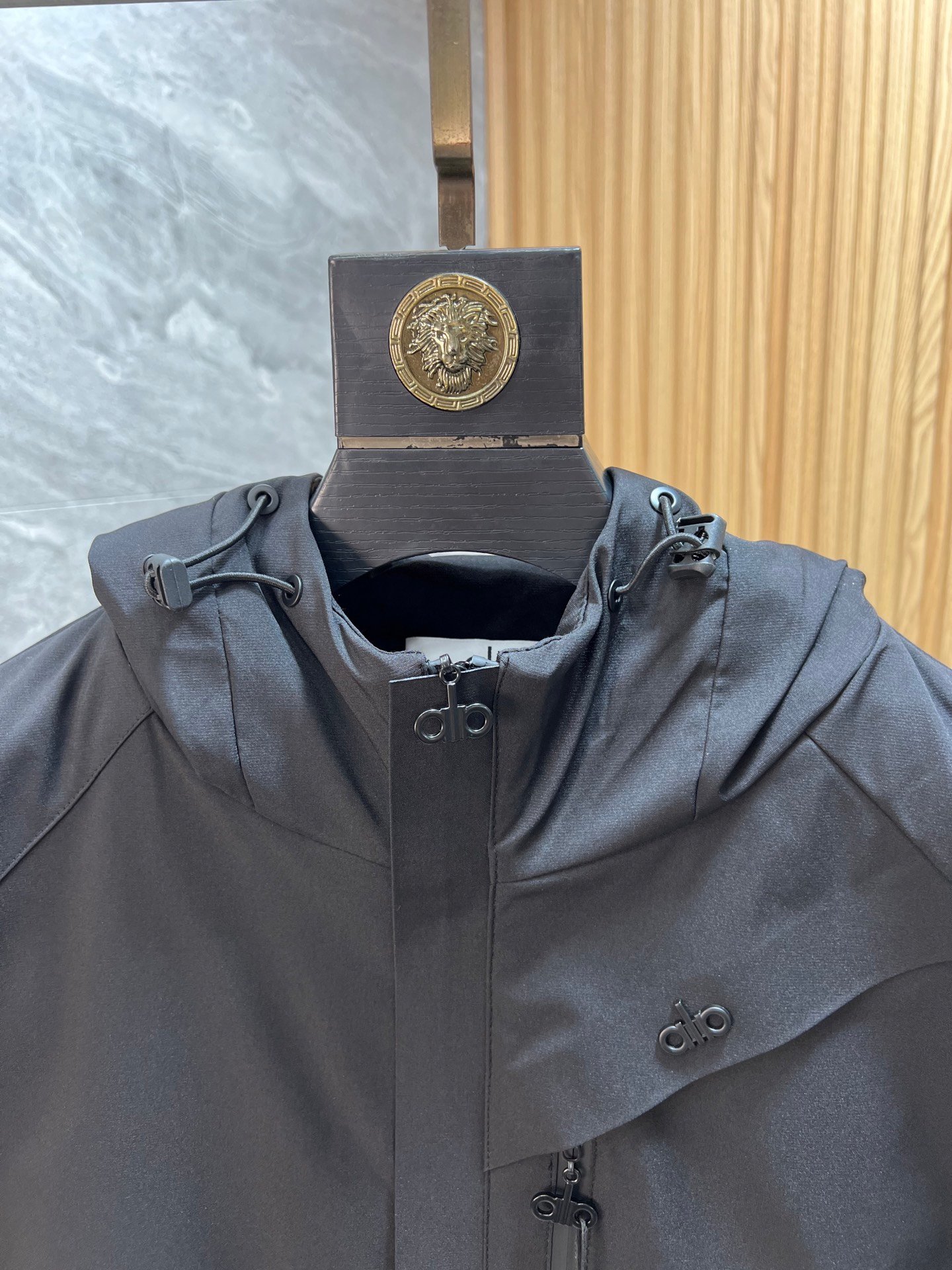 Veste Technique Alo Yoga à Capuche Matelassée - Élégance et Performance – Image 2