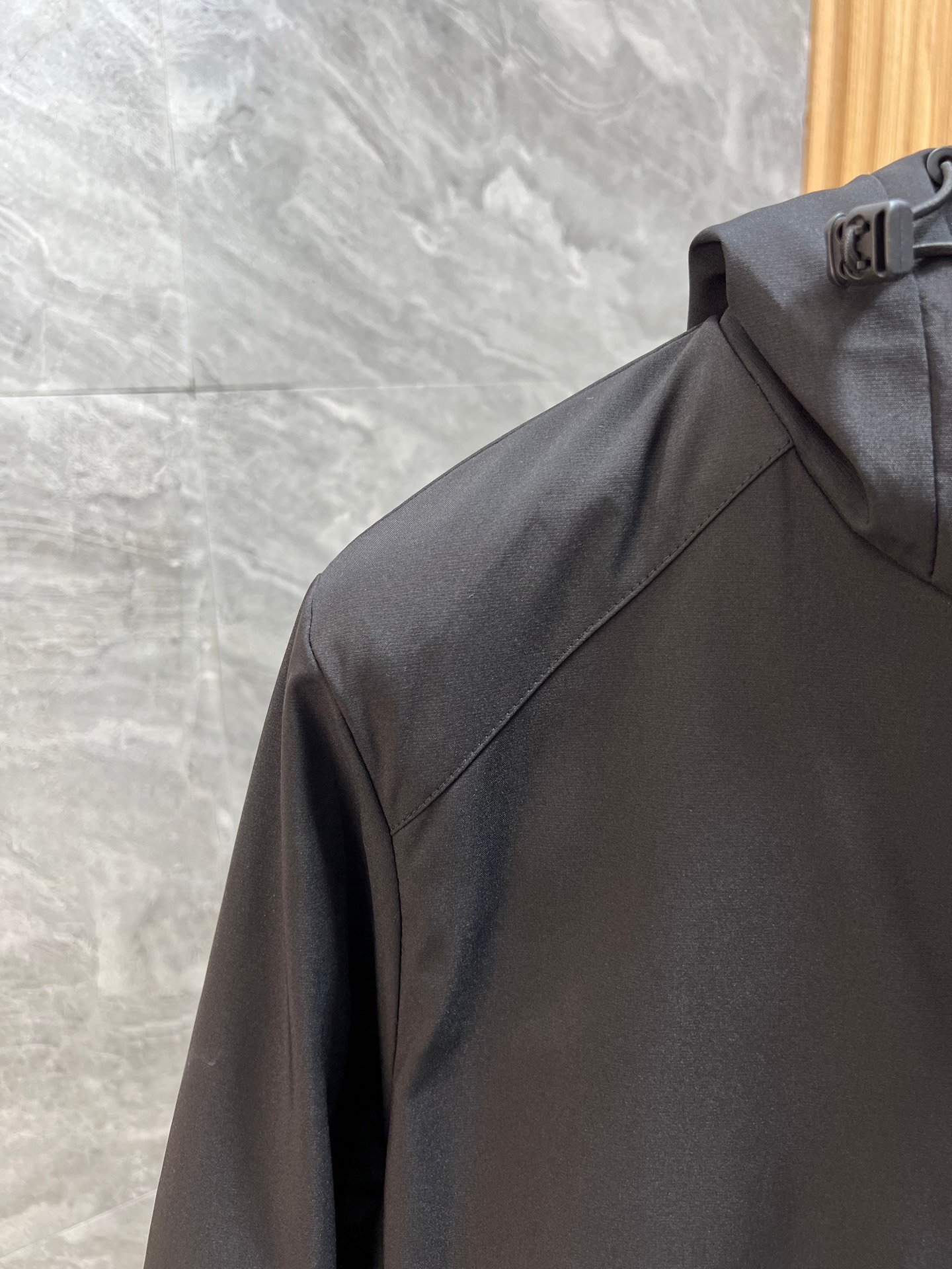 Veste Technique Alo Yoga à Capuche Matelassée - Élégance et Performance – Image 3