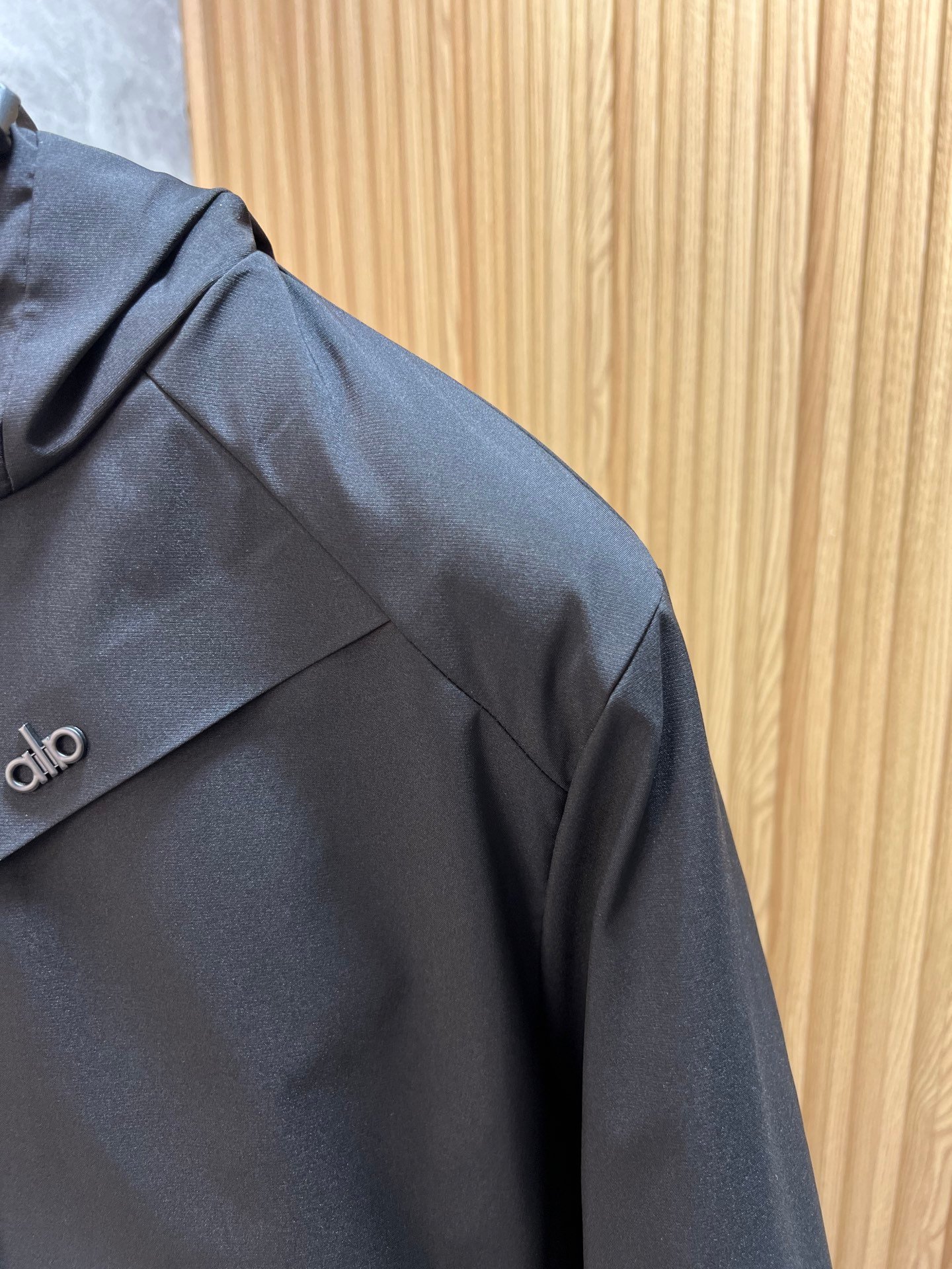 Veste Technique Alo Yoga à Capuche Matelassée - Élégance et Performance – Image 4