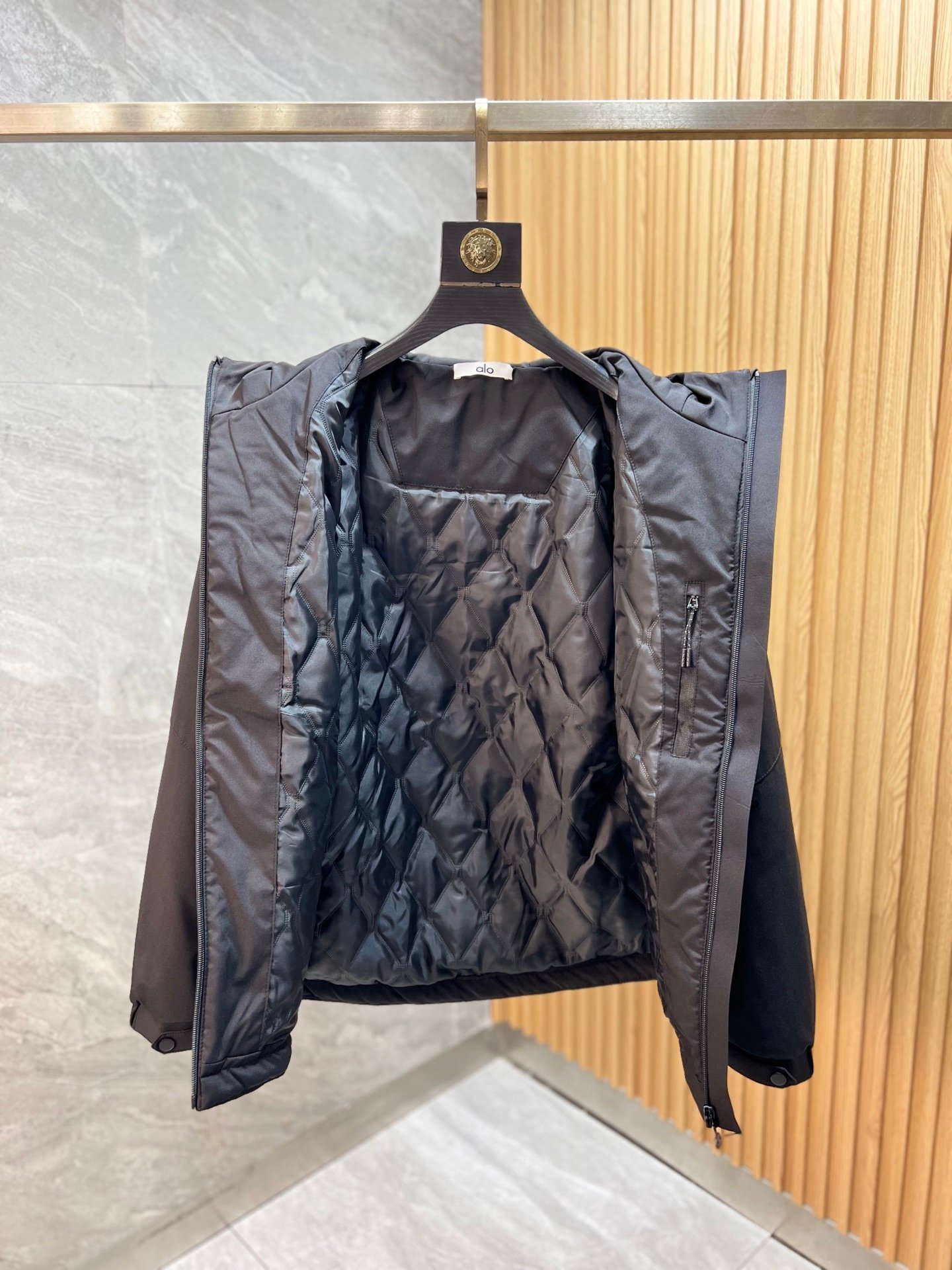 Veste Technique Alo Yoga à Capuche Matelassée - Élégance et Performance – Image 9