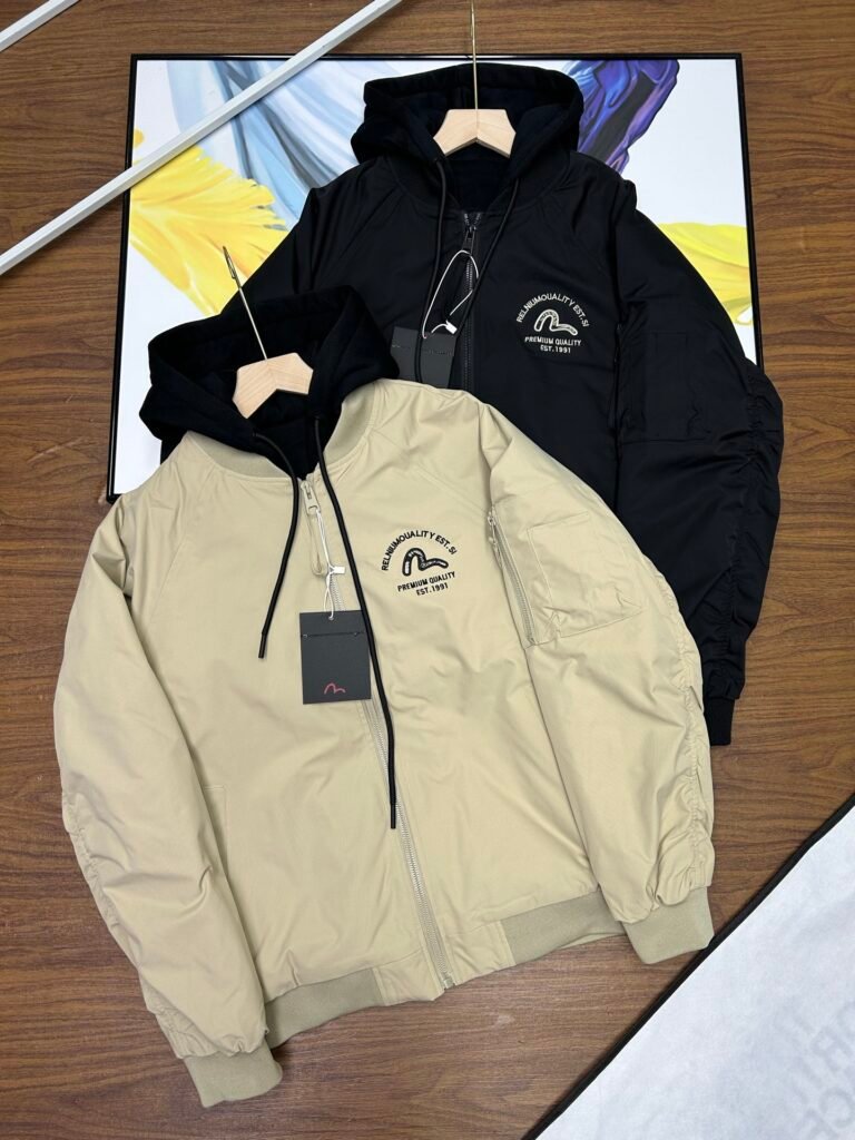 Veste matelassée Evisu élégante avec capuche et logo brodé—Confort et style urbain