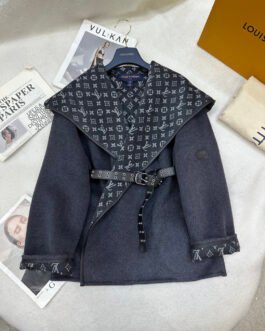 Louis Vuitton – Manteau à capuche en laine avec doublure monogramme et ceinture