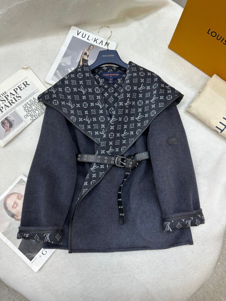 Louis Vuitton – Manteau à capuche en laine avec doublure monogramme et ceinture