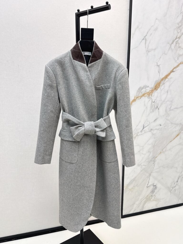 Manteau long en laine gris clair à col officier contrasté avec ceinture Brunello Cuccinelli
