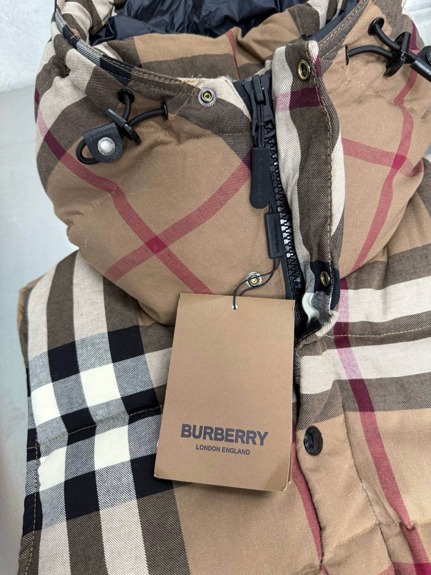 Doudoune Burberry avec manches amovibles - Élégance et praticité pour toutes tailles – Image 5