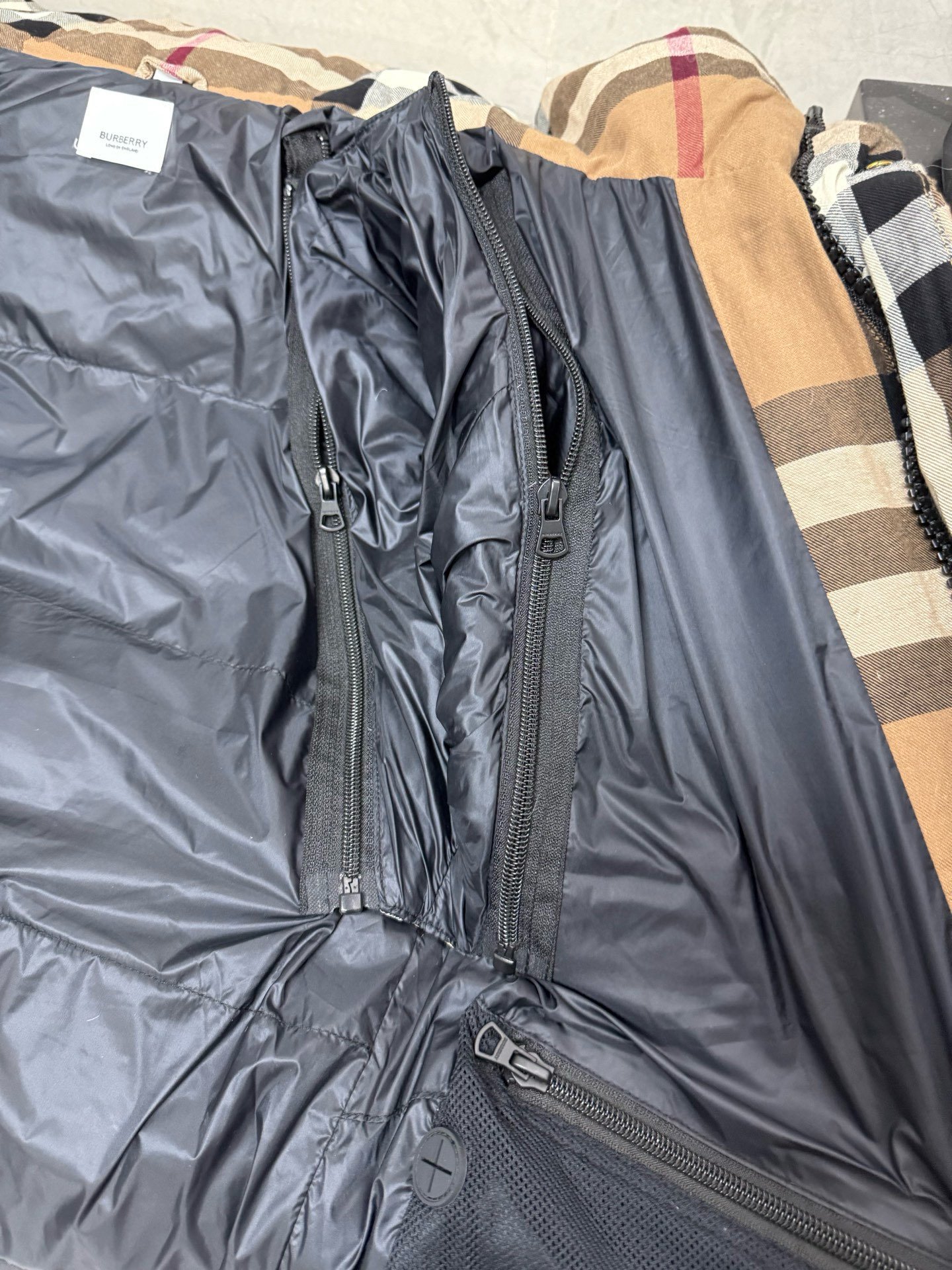 Doudoune Burberry avec manches amovibles - Élégance et praticité pour toutes tailles – Image 9