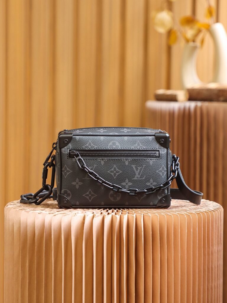 Sac bandoulière Louis Vuitton Mini Soft Trunk Monogram Eclipse