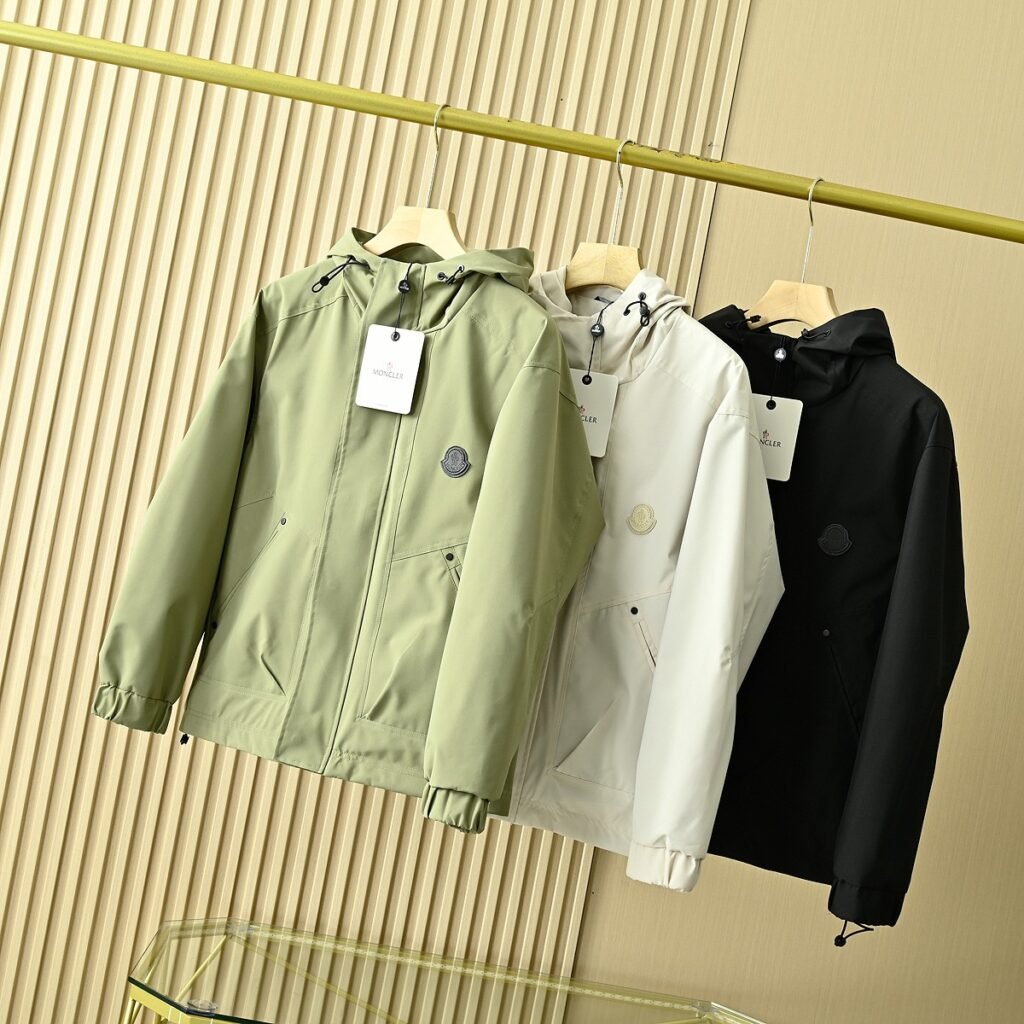 Veste Moncler à capuche – Coupe légère et imperméable 3 coloris