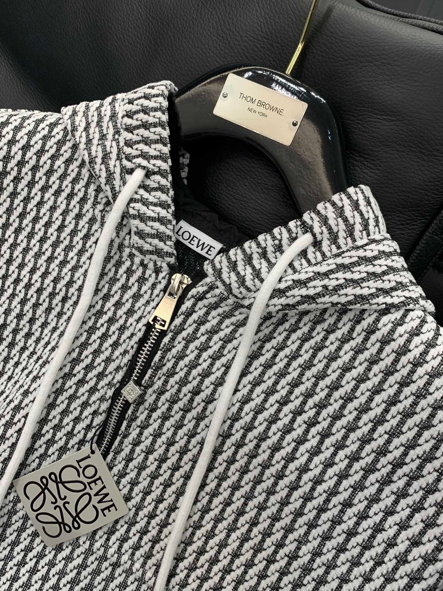 Ensemble à capuche texturé zippé avec pantalon assorti – Loewe – Image 5