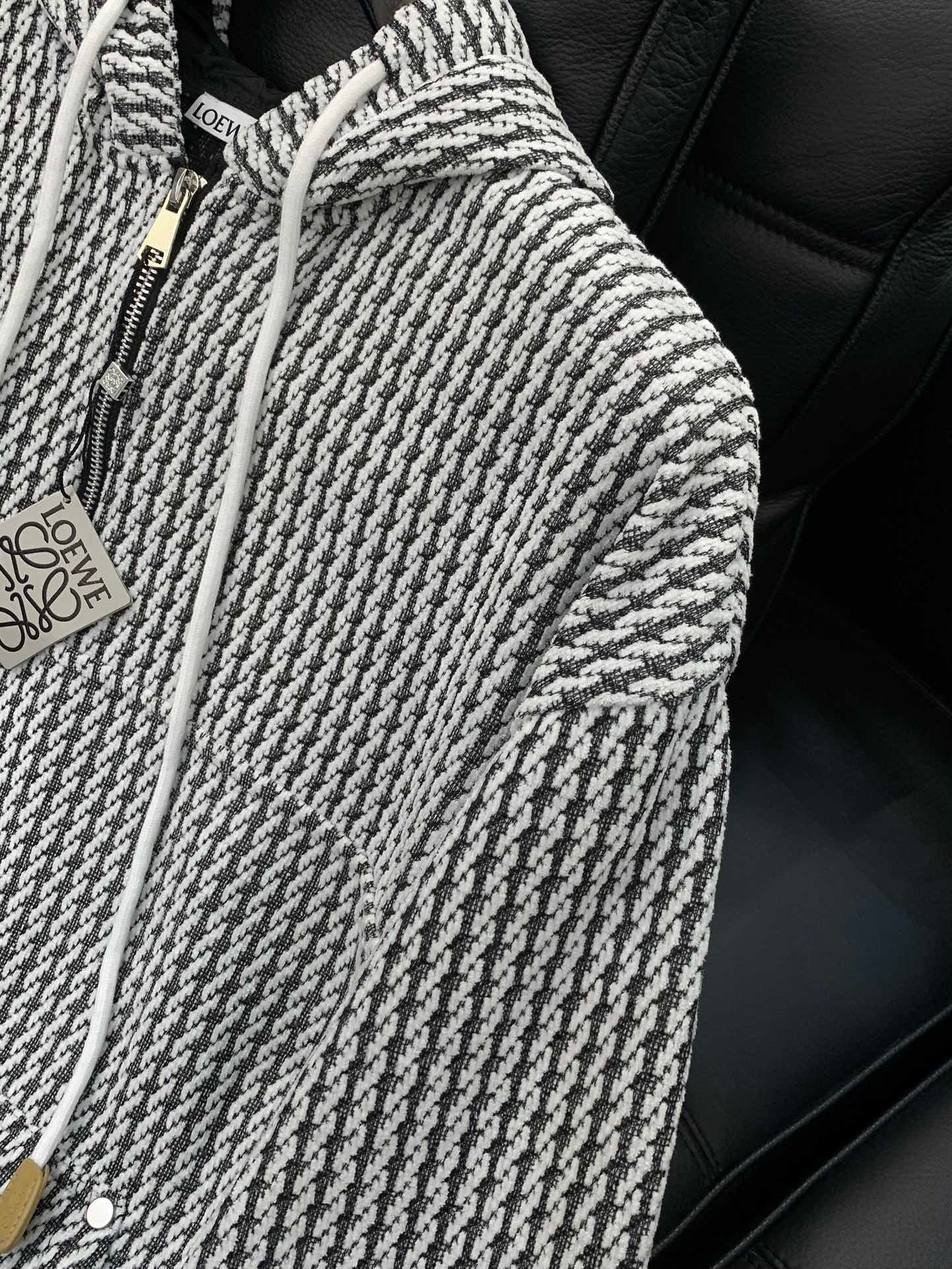 Ensemble à capuche texturé zippé avec pantalon assorti – Loewe – Image 6