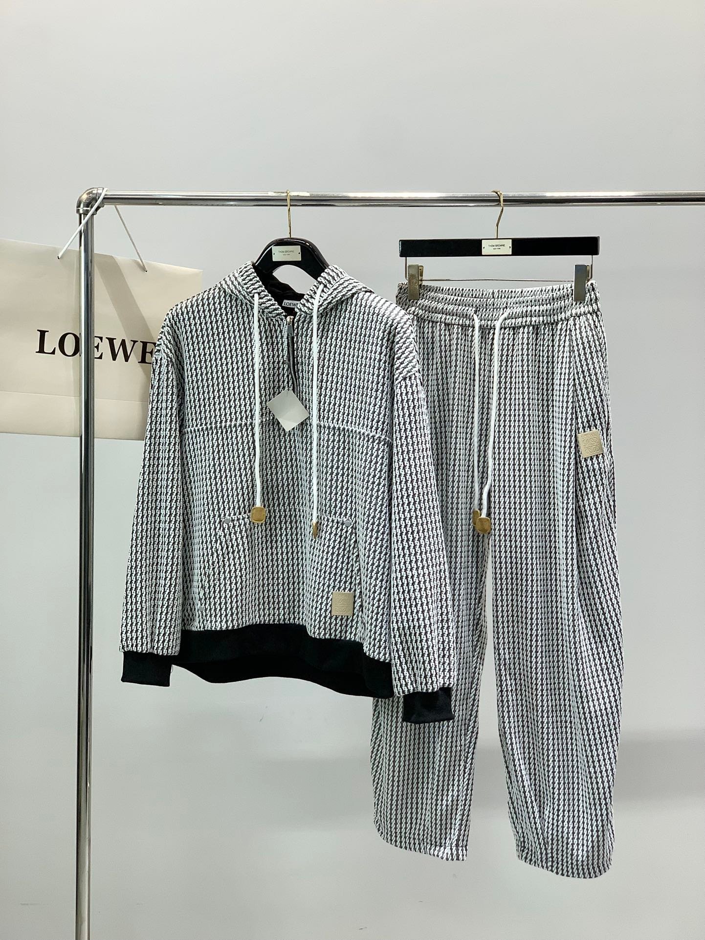 Ensemble à capuche texturé zippé avec pantalon assorti – Loewe