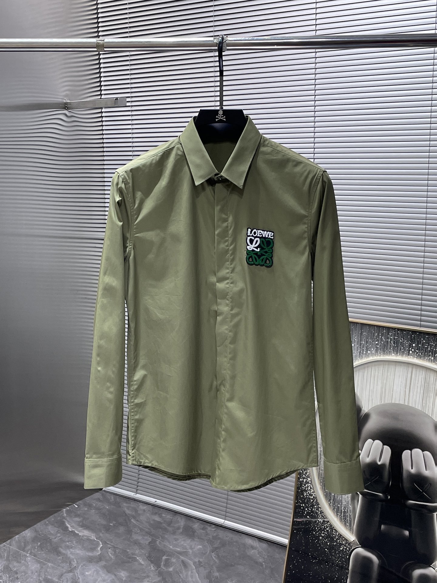 Chemise Loewe Brodée Élégance Intemporelle pour Toutes Occasions – Image 2