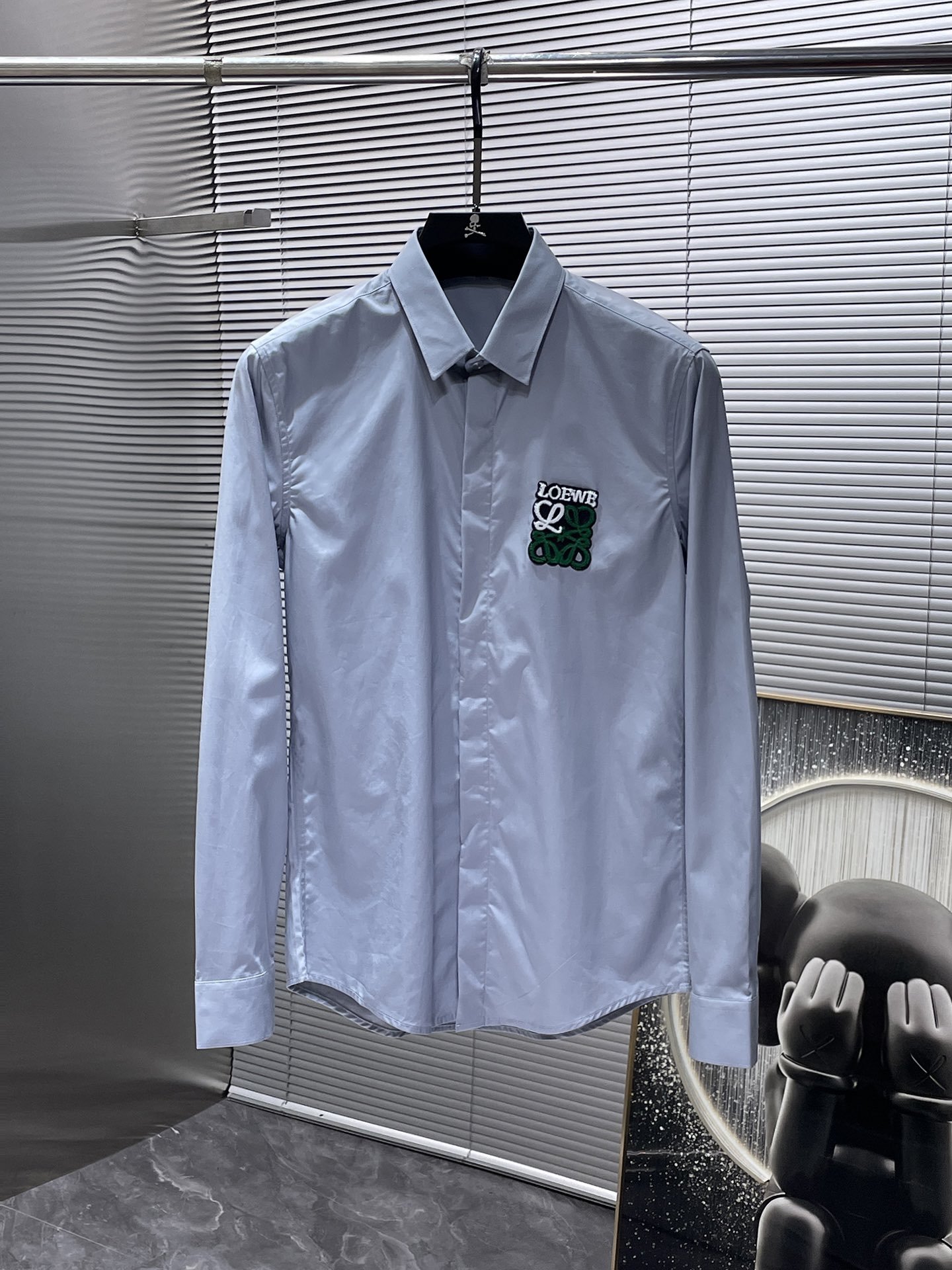 Chemise Loewe Brodée Élégance Intemporelle pour Toutes Occasions – Image 3