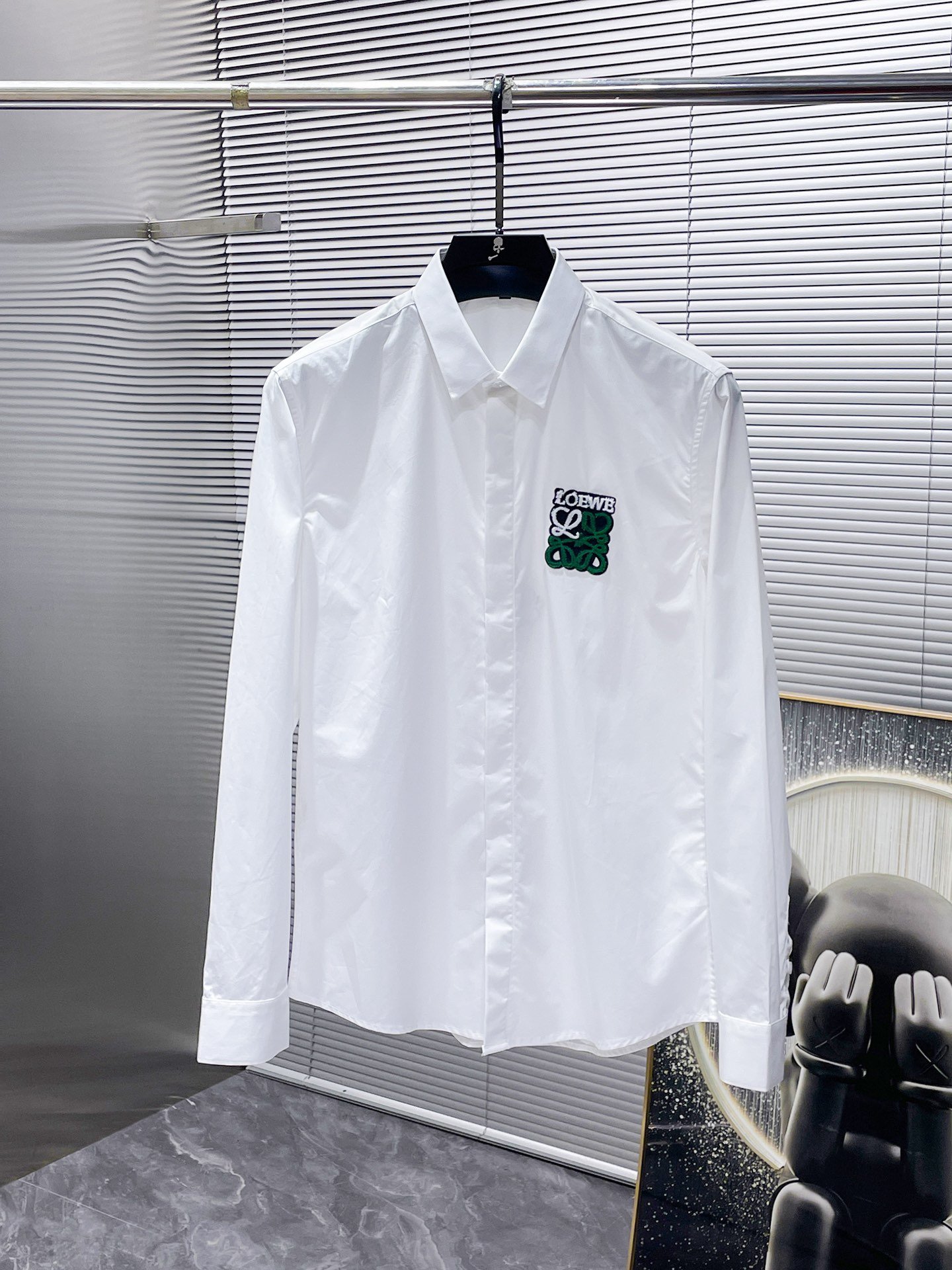 Chemise Loewe Brodée Élégance Intemporelle pour Toutes Occasions – Image 4