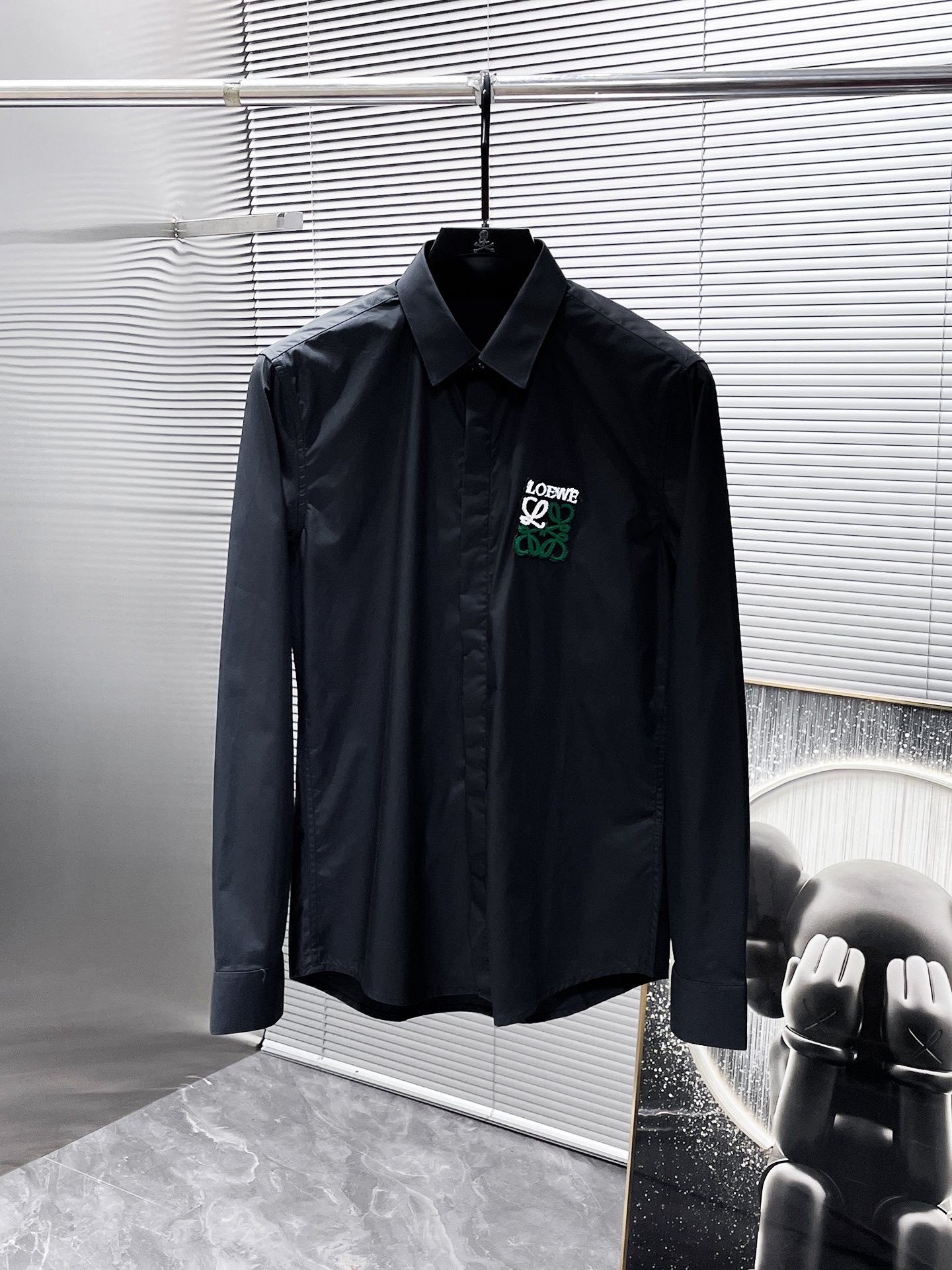 Chemise Loewe Brodée Élégance Intemporelle pour Toutes Occasions – Image 5