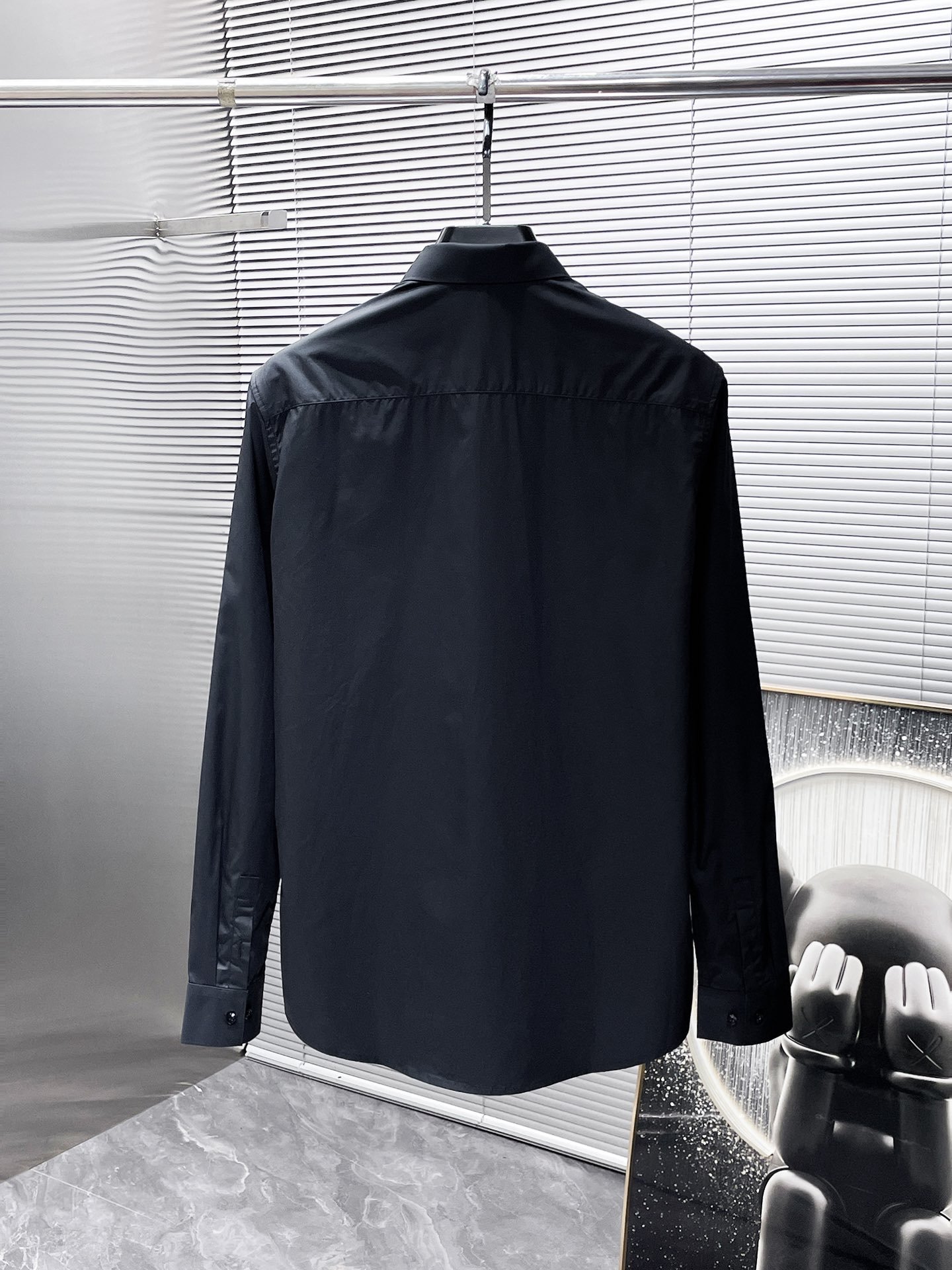 Chemise Loewe Brodée Élégance Intemporelle pour Toutes Occasions – Image 6