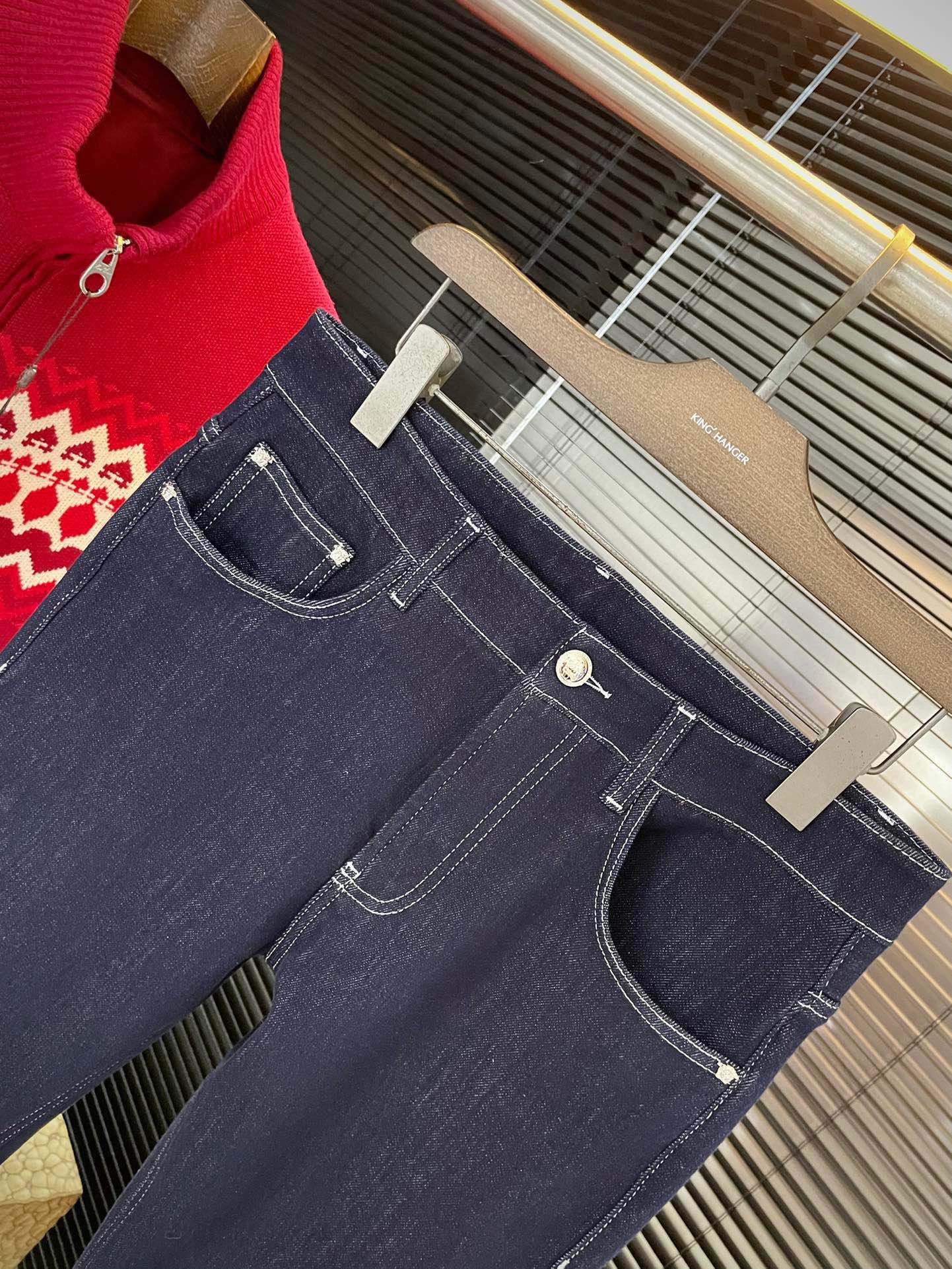 Jean Versace unisexe en denim brut avec logo Medusa – Image 2