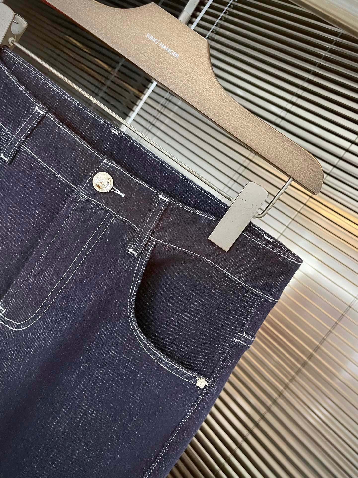Jean Versace unisexe en denim brut avec logo Medusa – Image 3