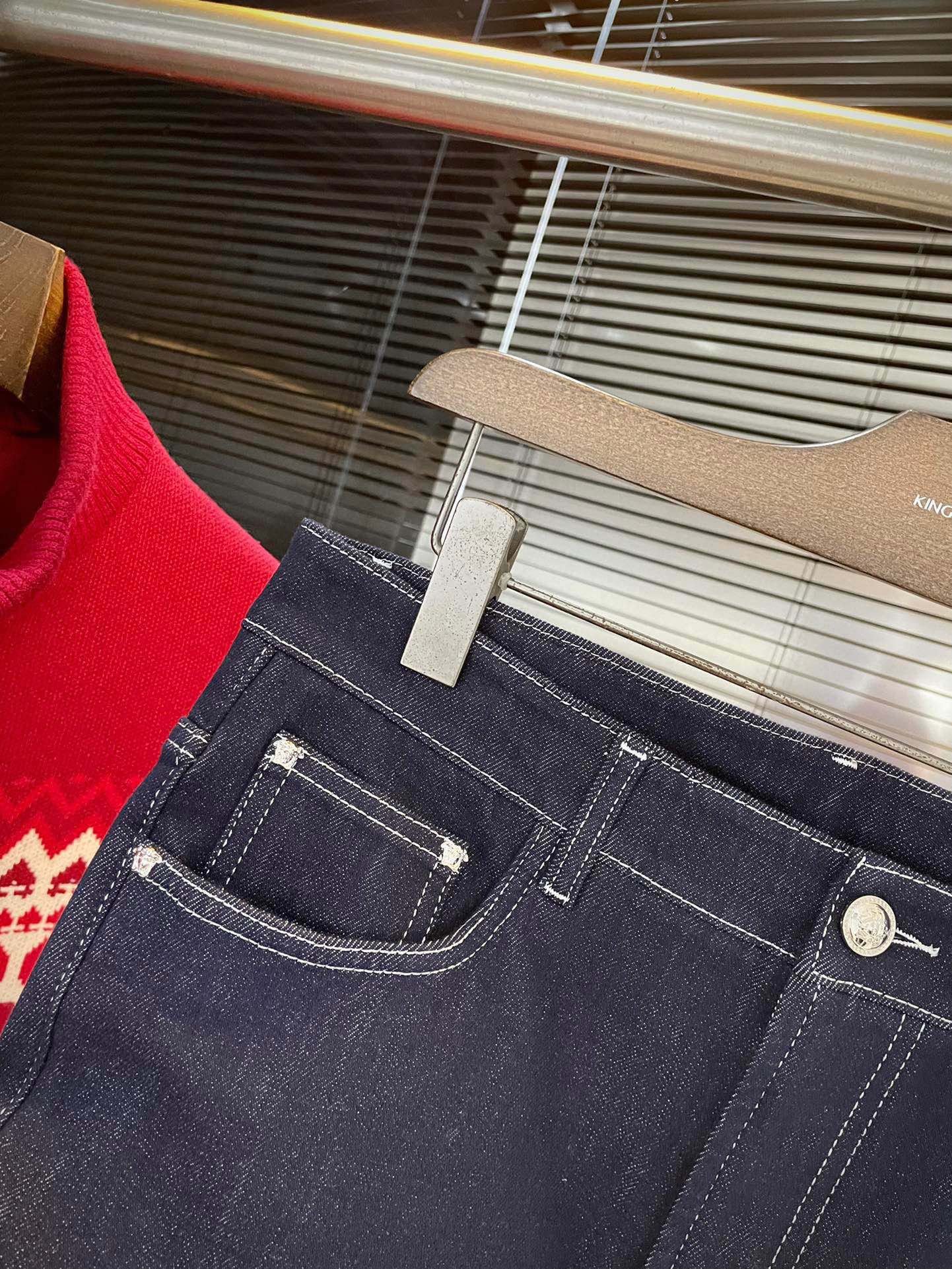 Jean Versace unisexe en denim brut avec logo Medusa – Image 4