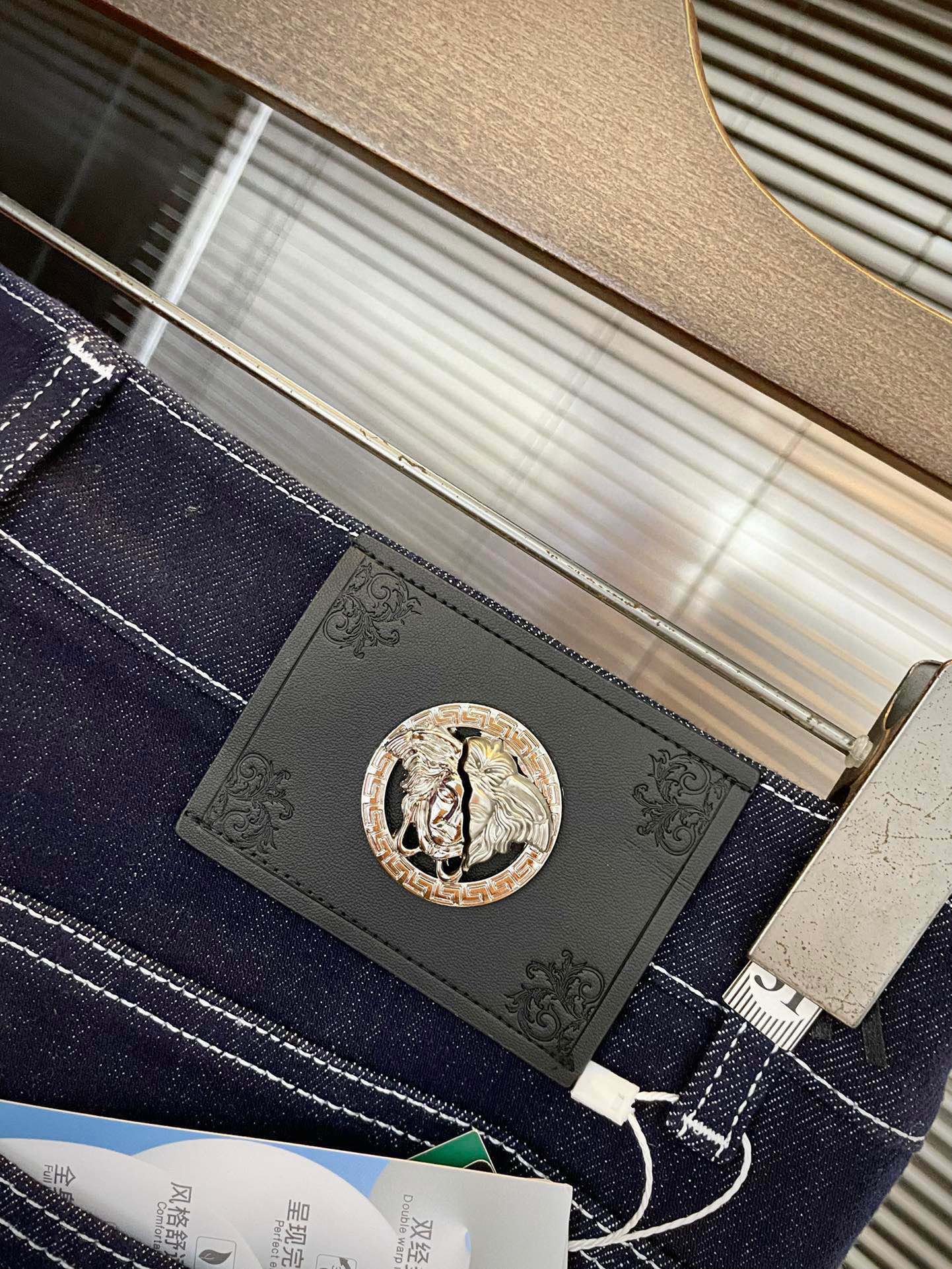 Jean Versace unisexe en denim brut avec logo Medusa – Image 7