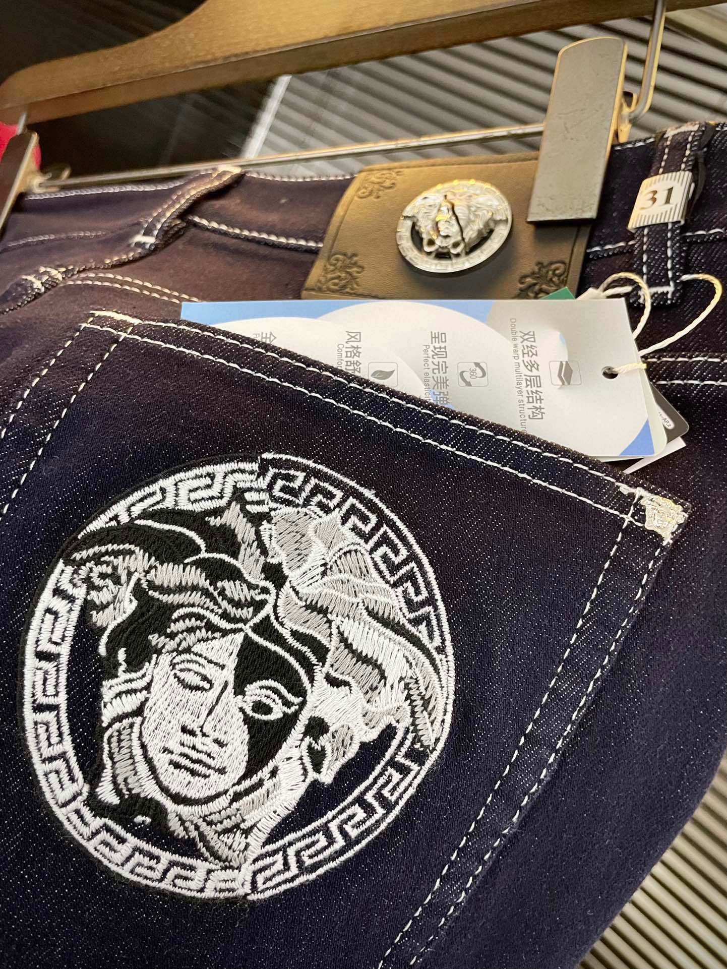 Jean Versace unisexe en denim brut avec logo Medusa – Image 8