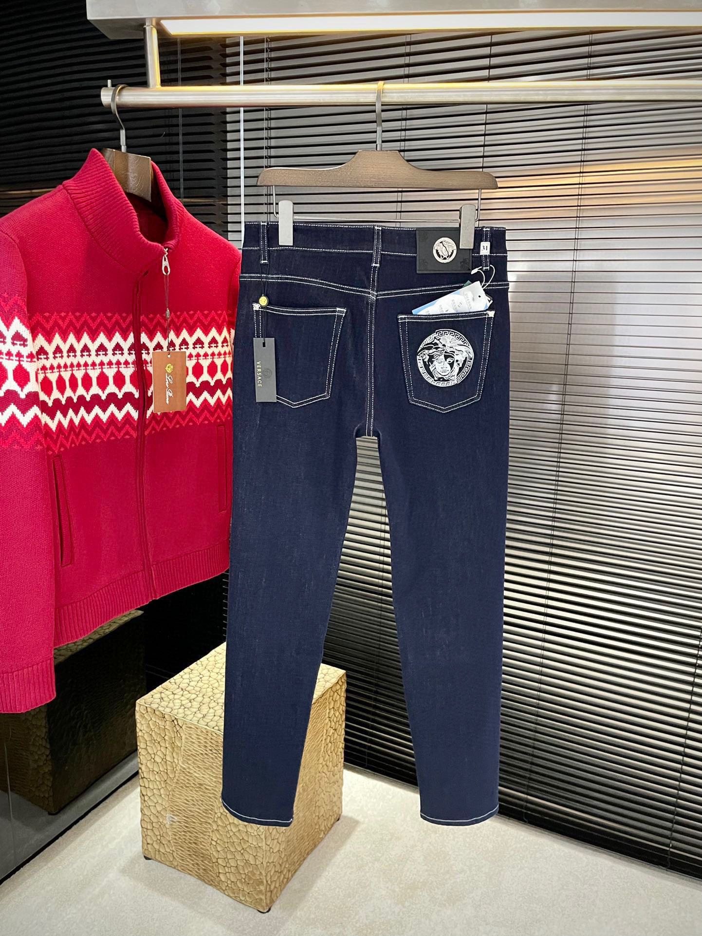 Jean Versace unisexe en denim brut avec logo Medusa – Image 9