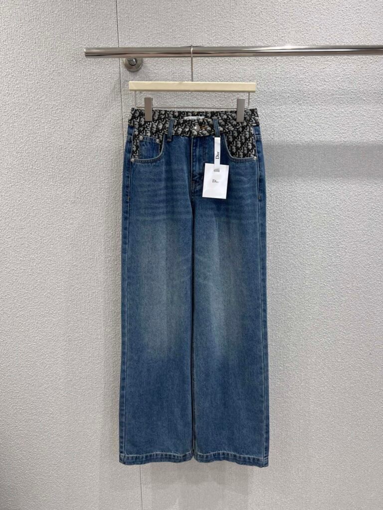 Jean Dior en denim bleu à détails monogrammés