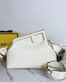 Sac Fendi First en cuir lisse, un accessoire de luxe conçu pour sublimer votre style
