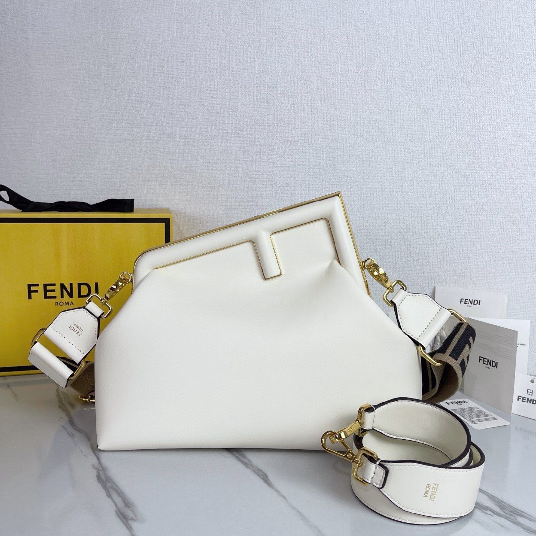 Sac Fendi First en cuir lisse, un accessoire de luxe conçu pour sublimer votre style