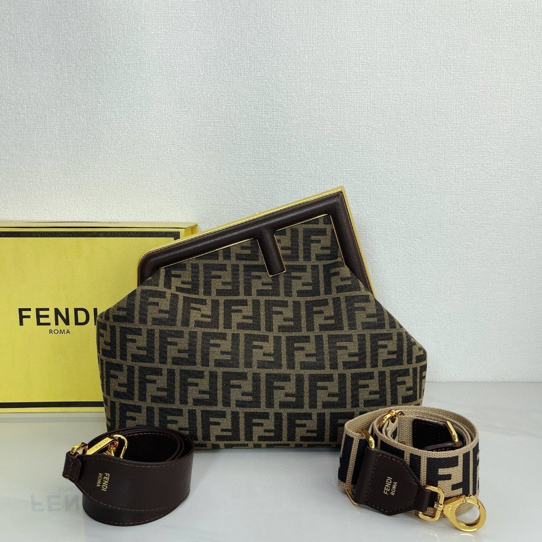 Sac Fendi First en cuir lisse, un accessoire de luxe conçu pour sublimer votre style – Image 3