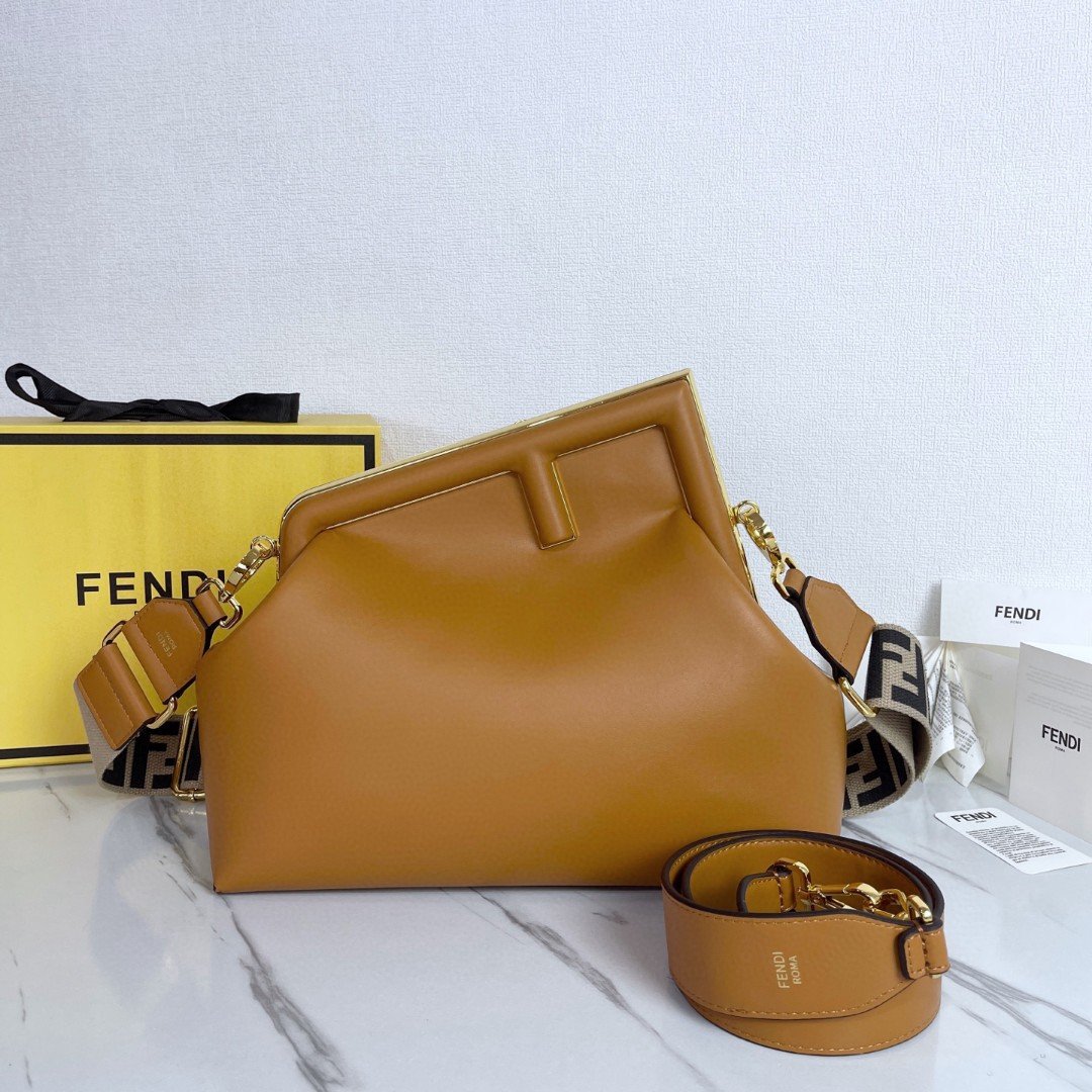 Sac Fendi First en cuir lisse, un accessoire de luxe conçu pour sublimer votre style – Image 5