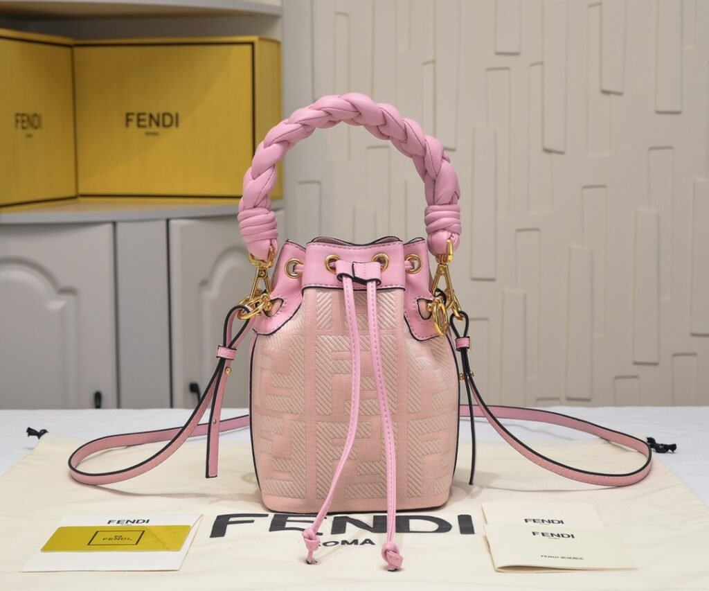 Mini sac seau Mon Trésor de Fendi, une pièce emblématique