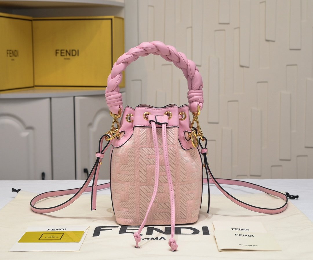 Mini sac seau Mon Trésor de Fendi, une pièce emblématique