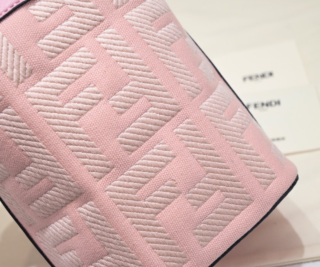Mini sac seau Mon Trésor de Fendi, une pièce emblématique – Image 6