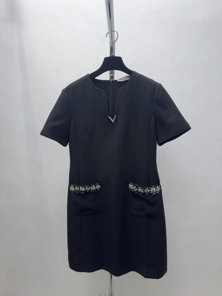 Chemise robe de la marque Valentino, une pièce incontournable pour une allure sophistiquée
