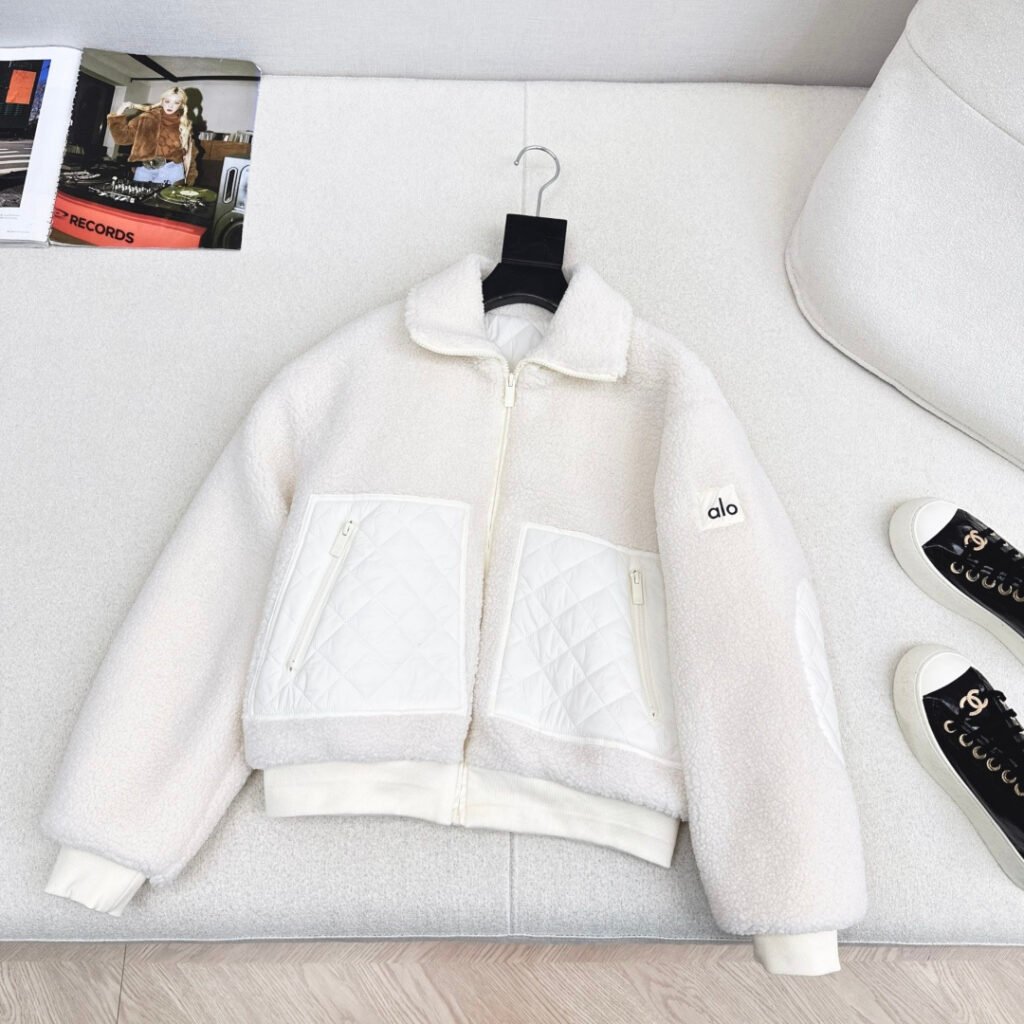 Alo Yoga – Blouson sherpa zippé, poches matelassées