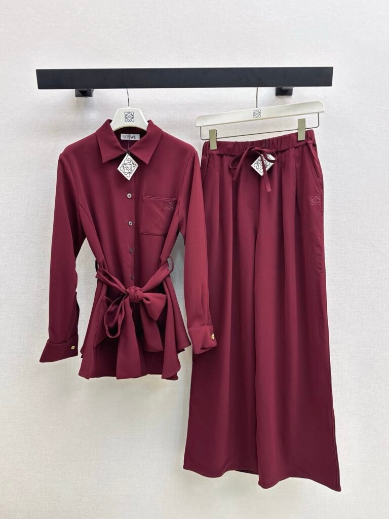 Ensemble Loewe bordeaux – chemise à ceinture + pantalon coupe large