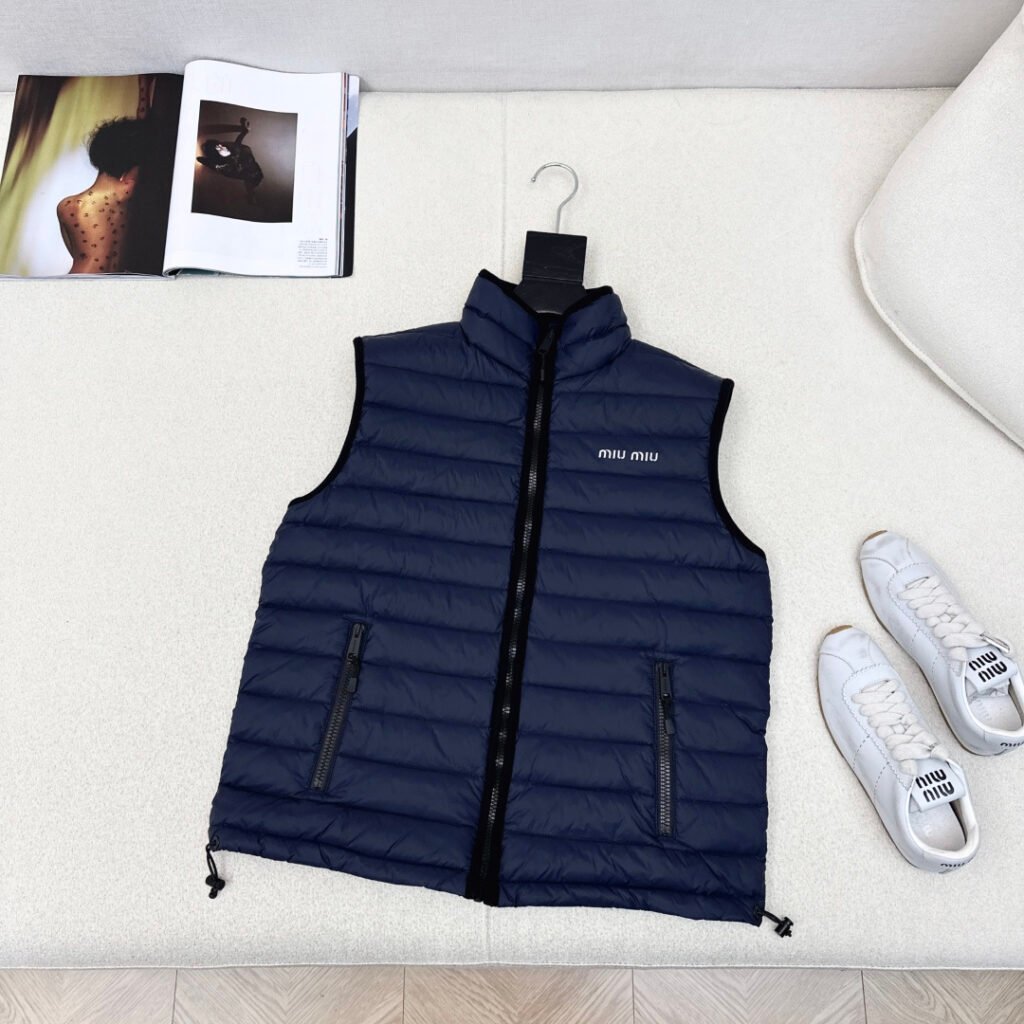 Miu Miu – Gilet doudoune léger zippé avec col montant