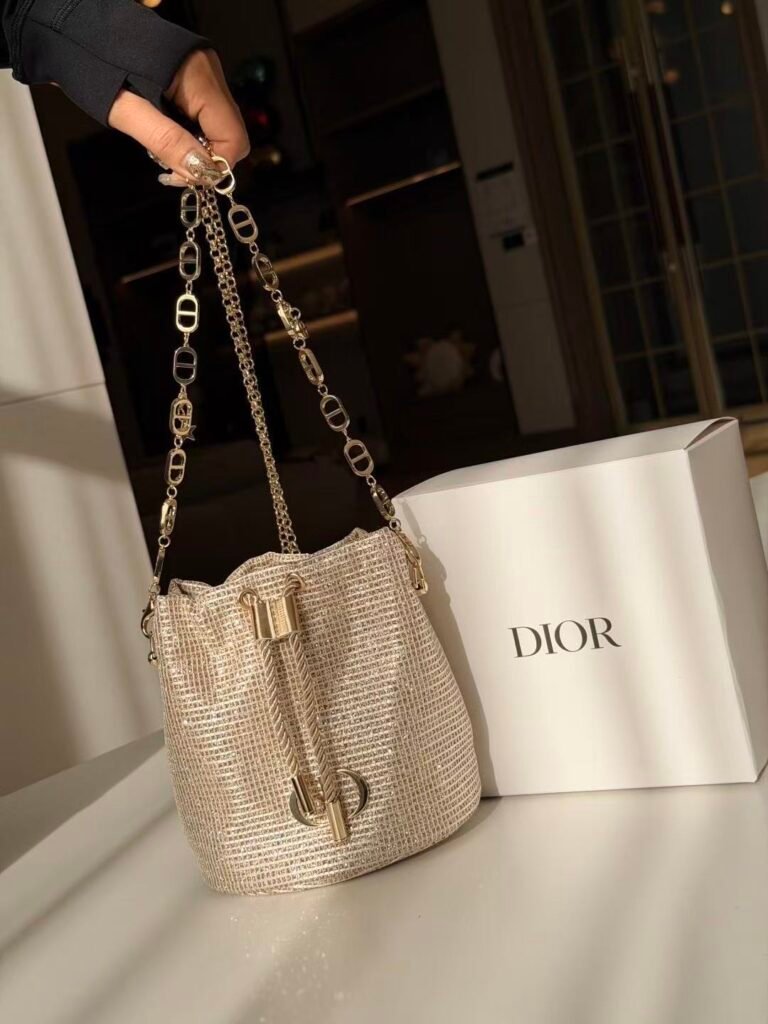 Sac Dior Beauty, un accessoire de luxe conçu pour allier praticité et sophistication
