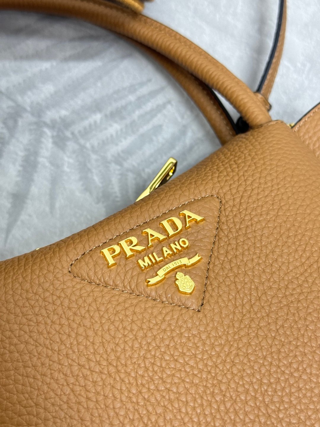 Sac Prada en cuir grainé – Style iconique avec bandoulière amovible – Image 9