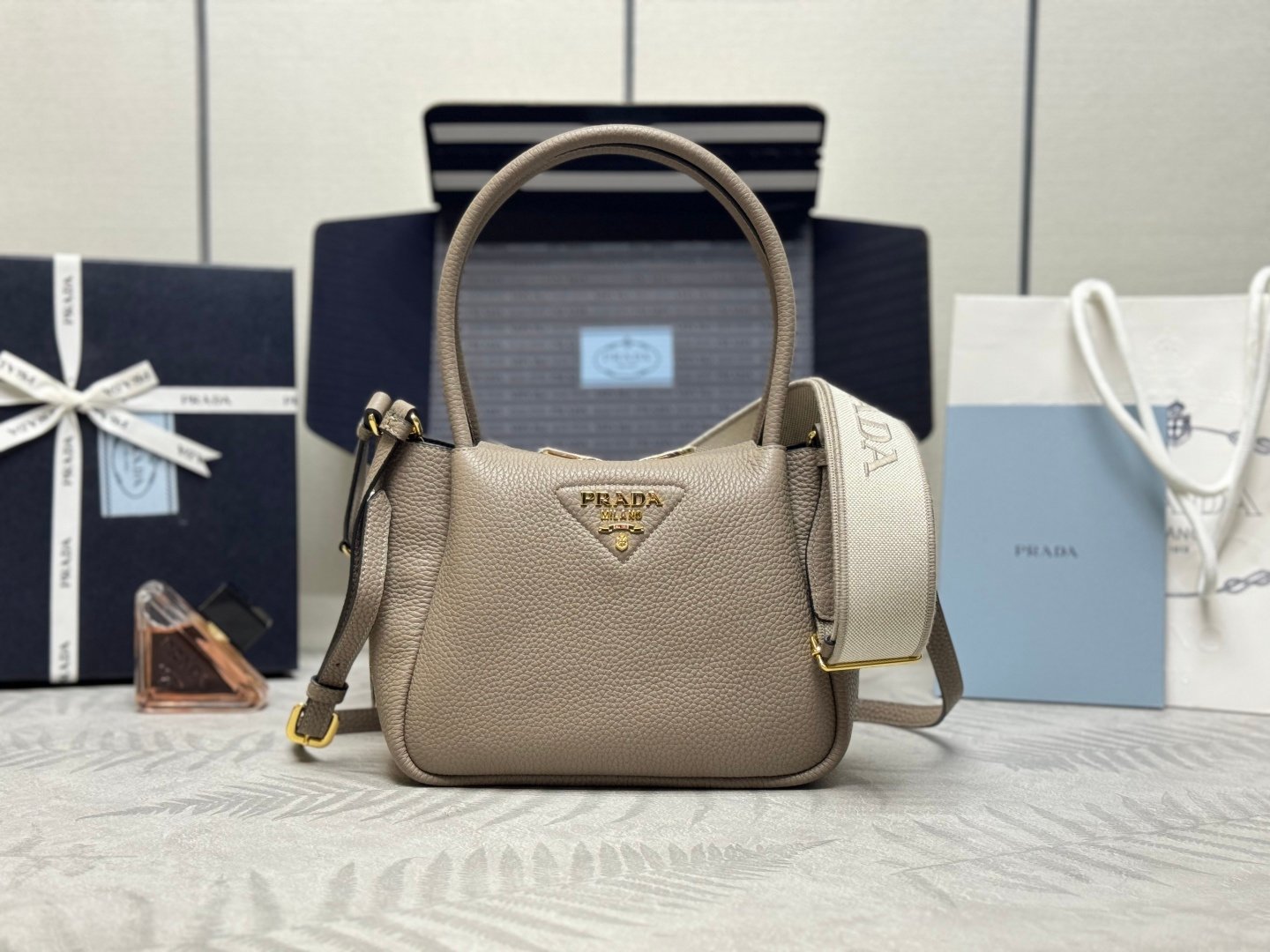 Sac Prada en cuir grainé – Style iconique avec bandoulière amovible – Image 11