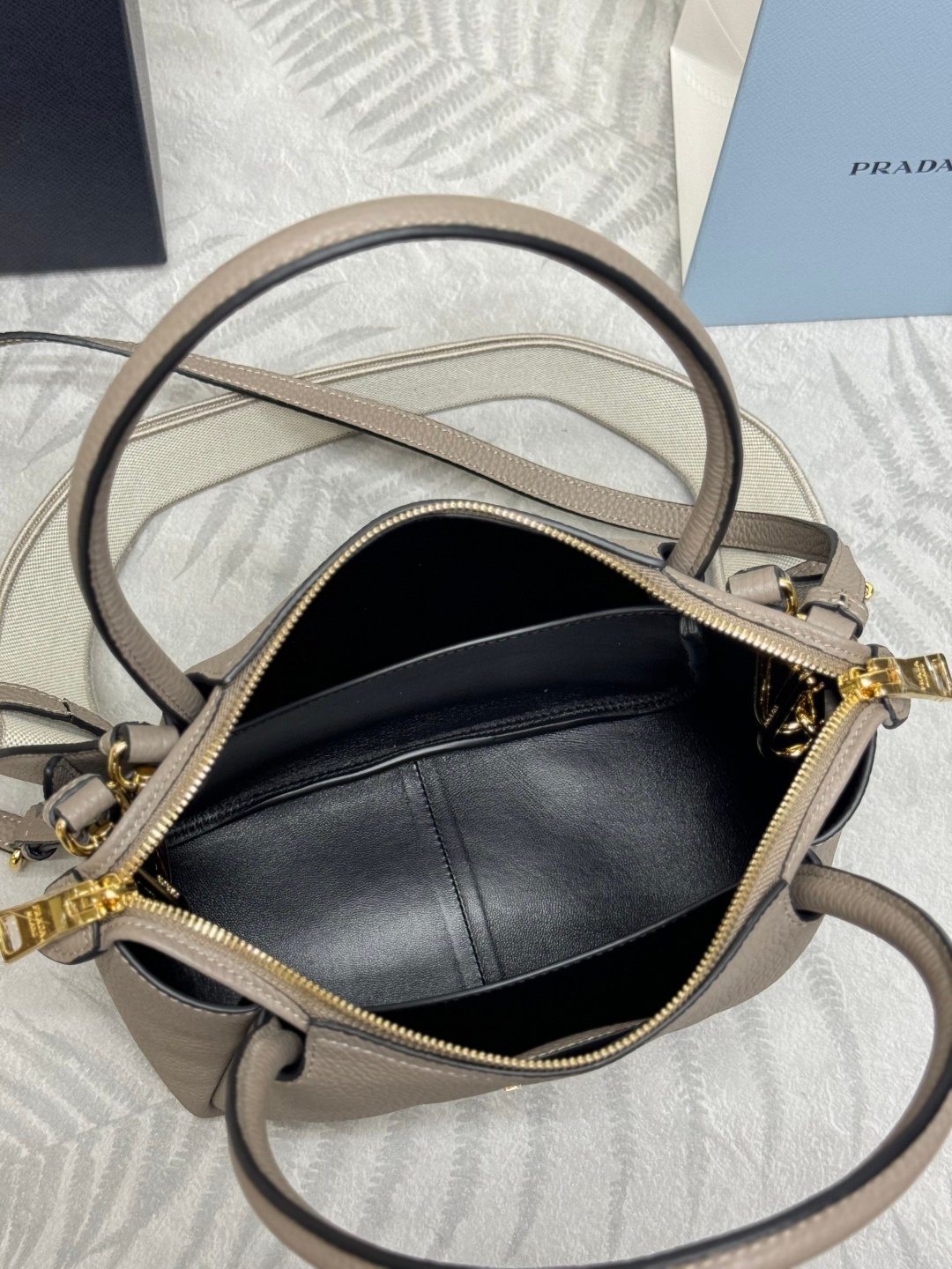 Sac Prada en cuir grainé – Style iconique avec bandoulière amovible – Image 18