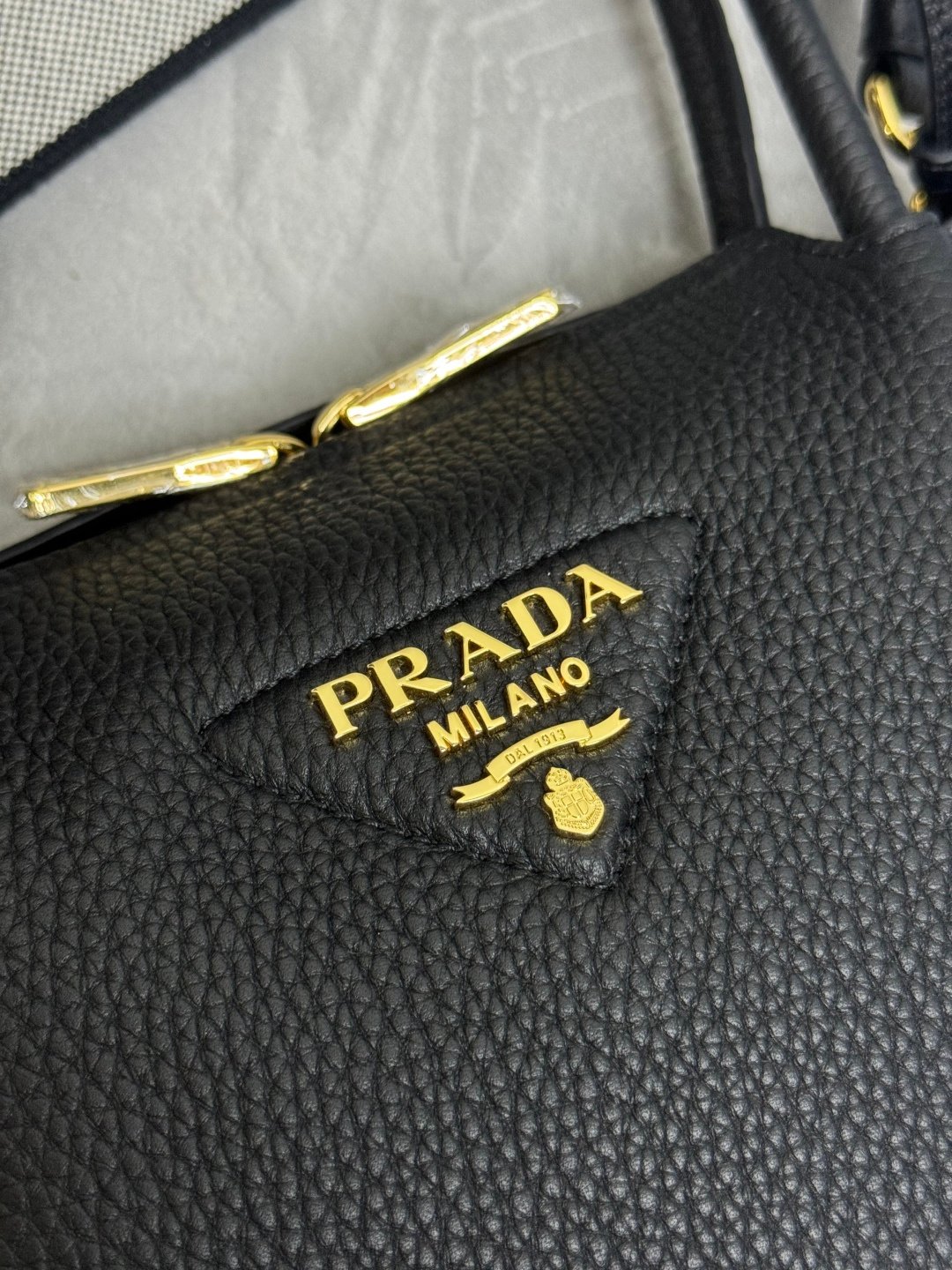 Sac Prada en cuir grainé – Style iconique avec bandoulière amovible – Image 26